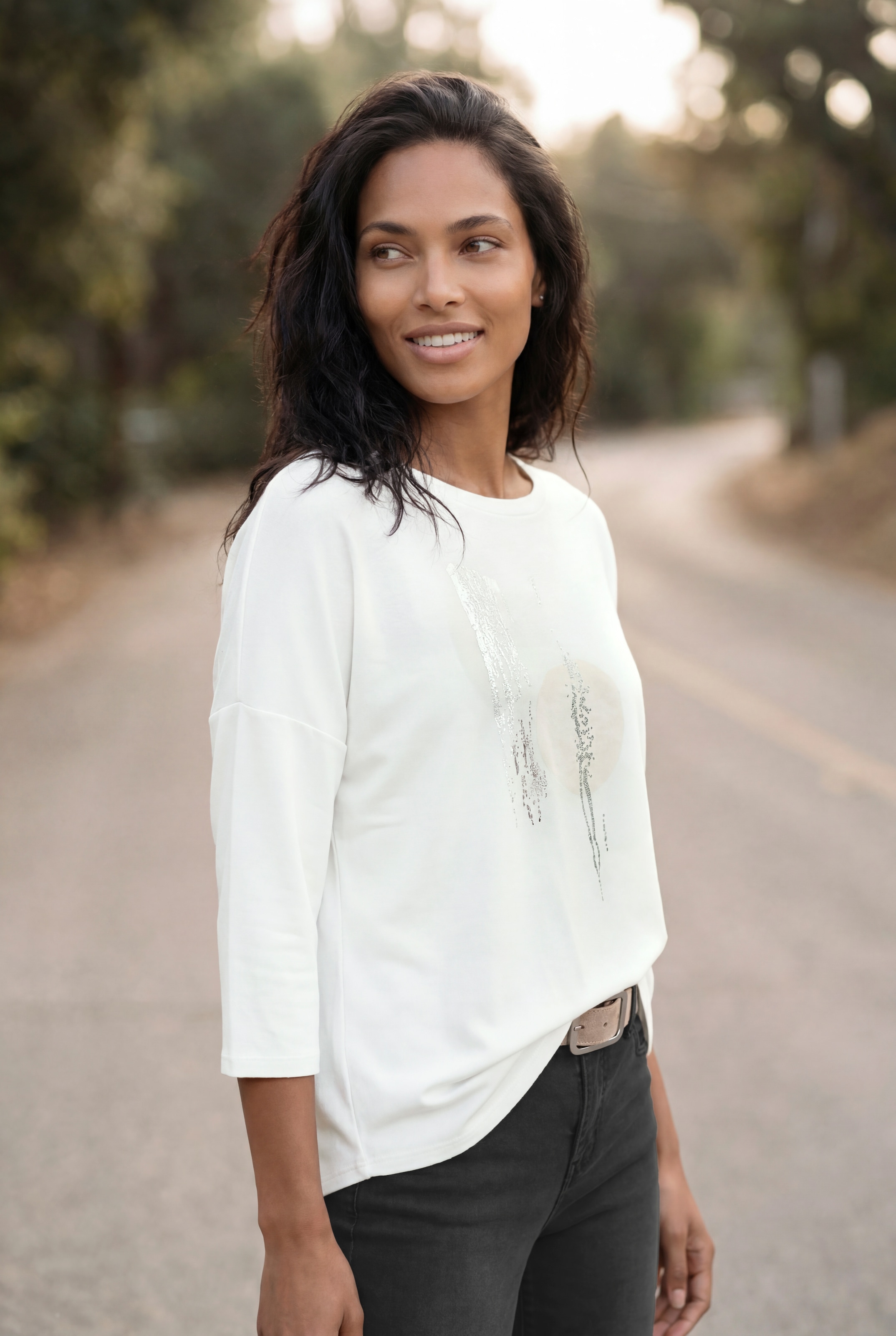 LASCANA 3/4-Arm-Shirt »mit schimmerndem Folienprint« aus French Terry-Qualität aus Viskose