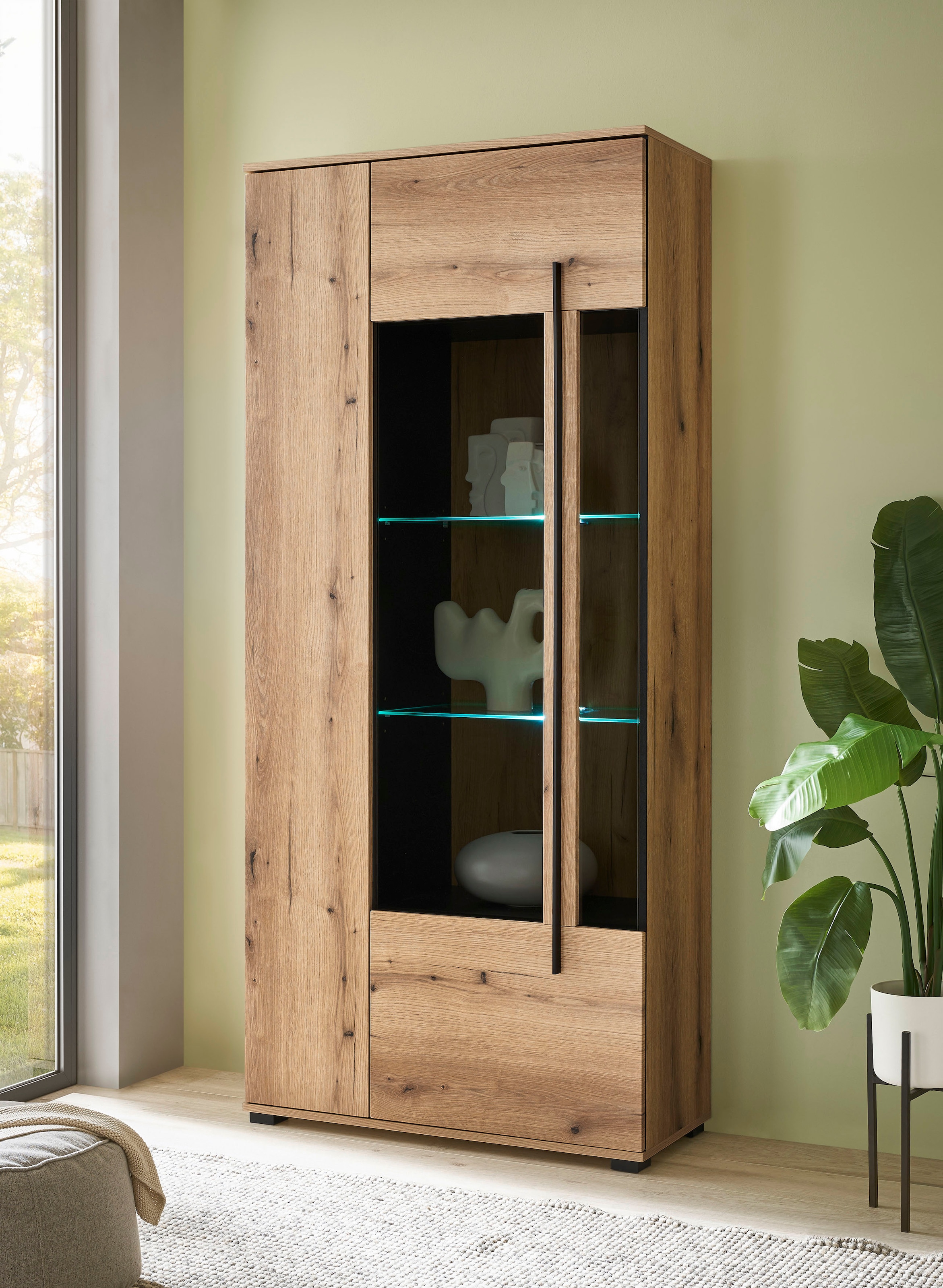 Home affaire Vitrine »Cantara, Vitrinenschrank in Eiche Evoke oder weiß, Standvitrine« schwarzer Stangengriff, ausreichend Stauraum, vielseitig einsetzbar