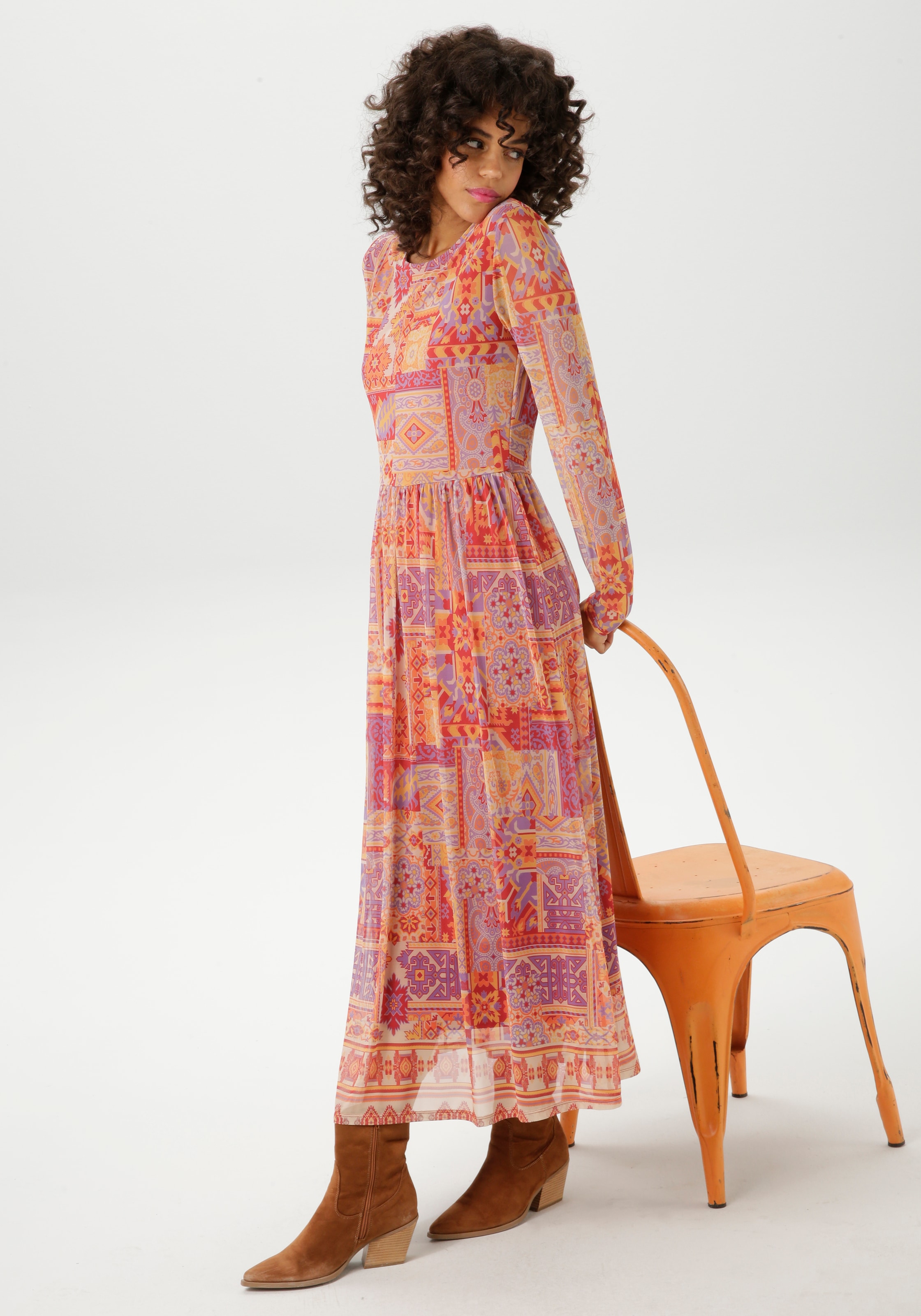 Aniston CASUAL Midikleid, mit farbharmonischem Ethno-Druck