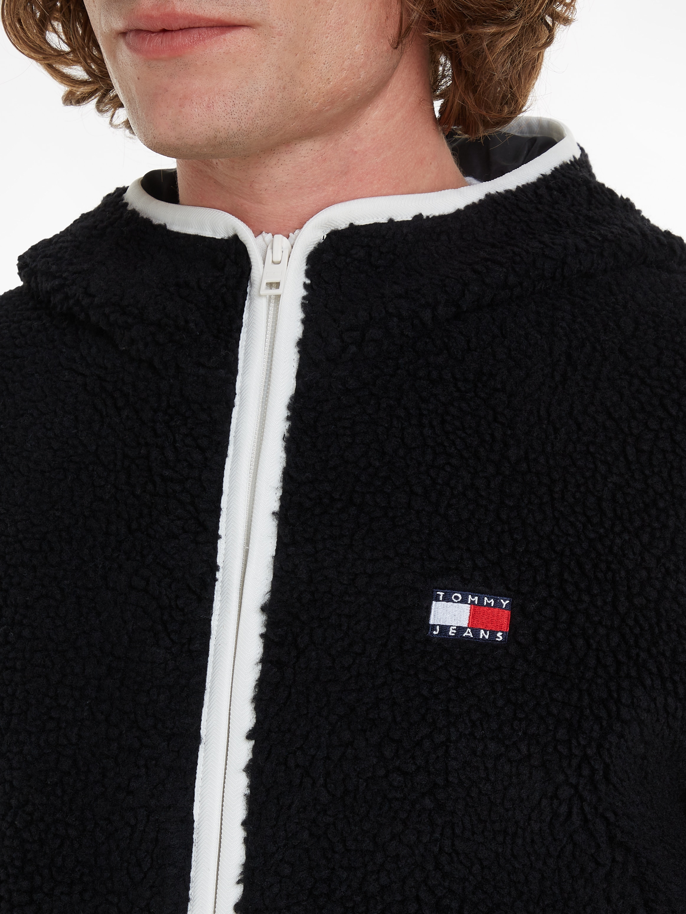 Tommy Jeans Plüschjacke »TJM REG BADGE TEDDY ZIP TRU EXT«, mit Kapuze, mit Logopatch, leicht überschnittene Schultern