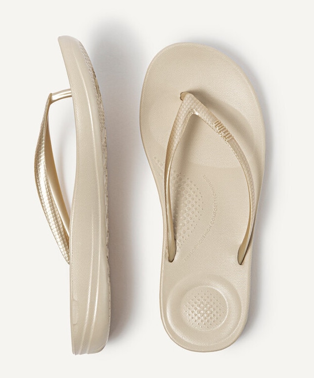 Fitflop Zehentrenner »IQUSHION«, Keilabsatz, Sommerschuh, Schlappen in schmaler Form