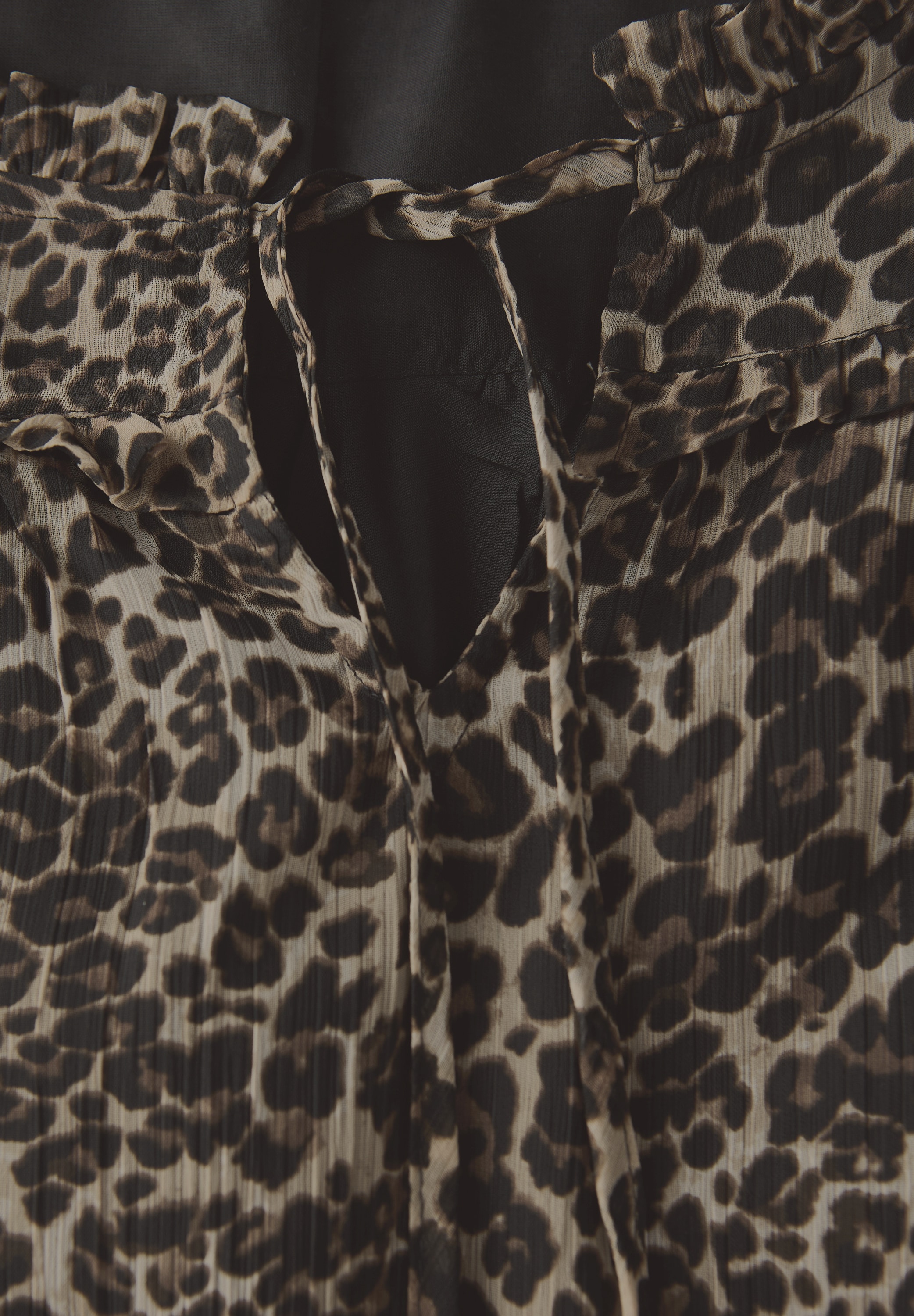 STREET ONE Chiffonbluse, mit Leo-Print, geschlitzter Ausschnitt mit Bändern