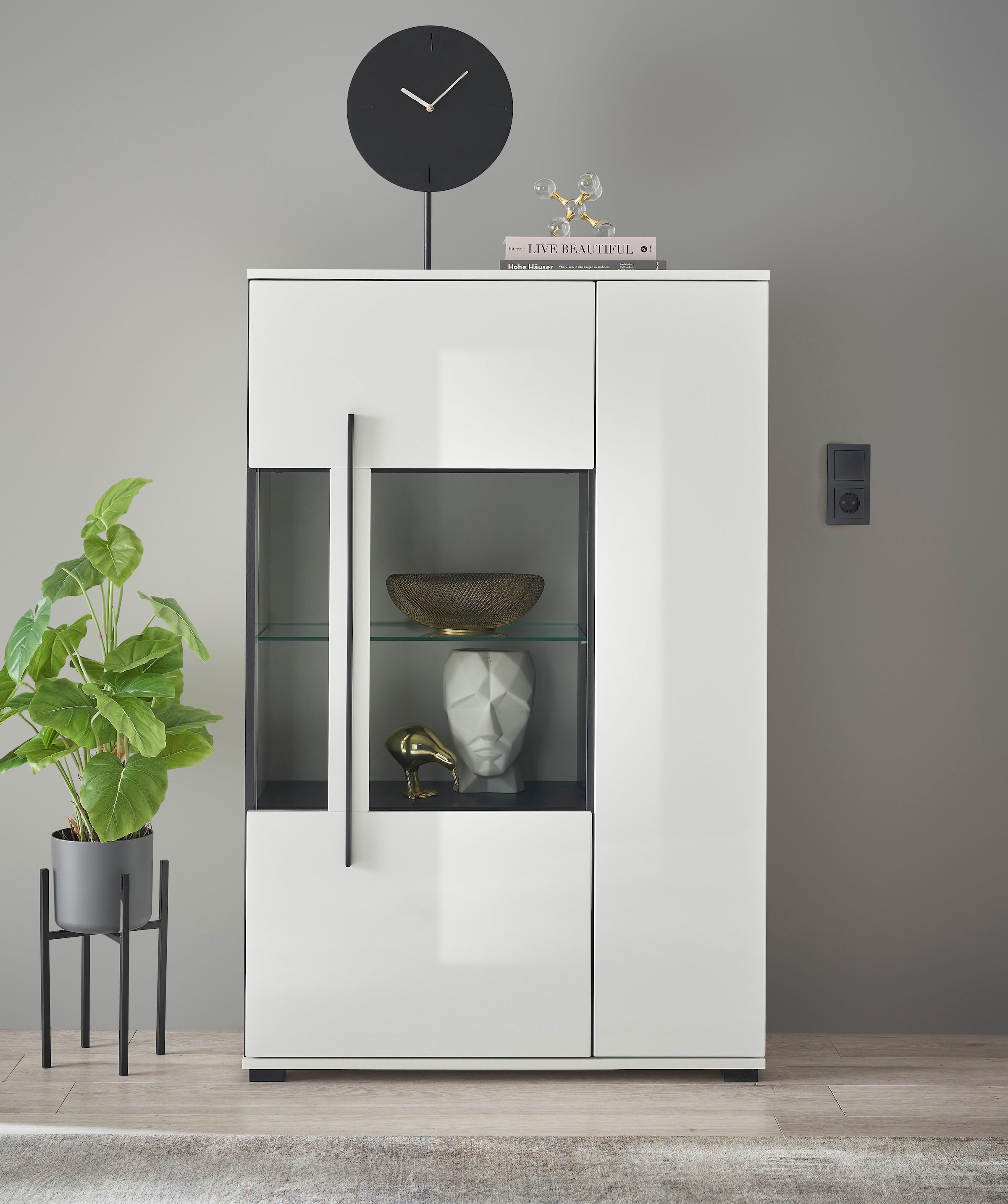 INOSIGN Vitrine »Cantara, Vitrinenschrank in Eiche Evoke oder weiß, Standvitrine«, schwarzer Stangengriff, ausreichend Stauraum, vielseitig einsetzbar