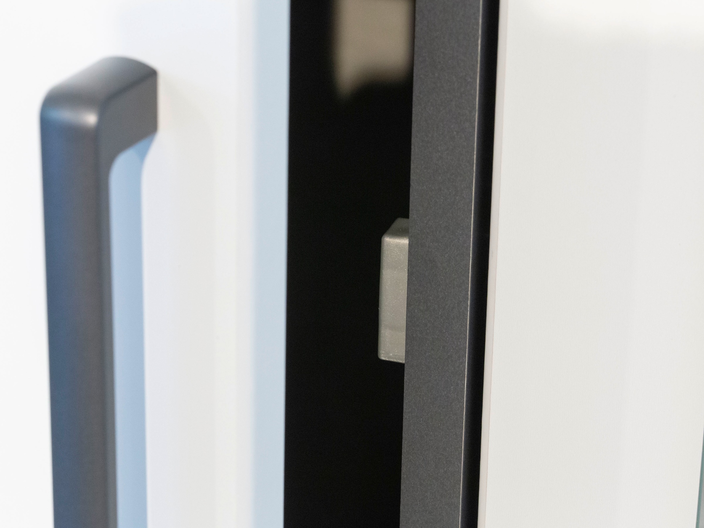 rauch Kleiderschrank »VOYAGER Garderobe Wäscheschrank TOPSELLER Schlafzimmer«, (in 3 verschiedenen Ausstattungen BASIC/CLASSIC/PREMIUM), Schrank mit modernen Griffen in viel Stauraum MADE IN GERMANY