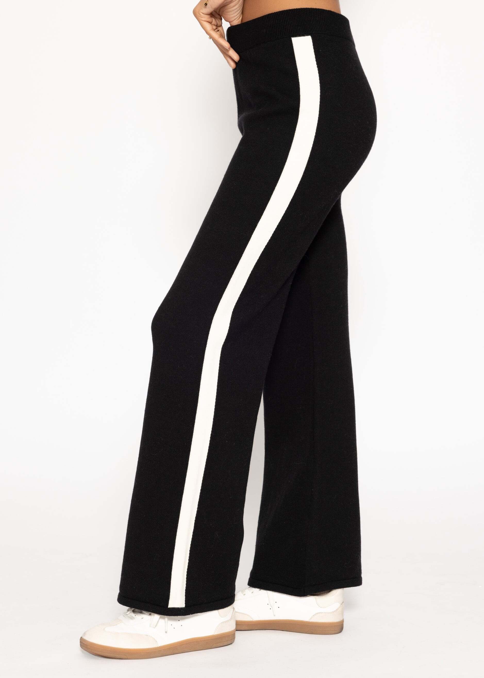 SASSYCLASSY Strickhose »Strickhose mit kontrastierendem Seitenstreifen«  Moderne Stoffhose mit ausgestelltem Schnitt und elastischem Bund