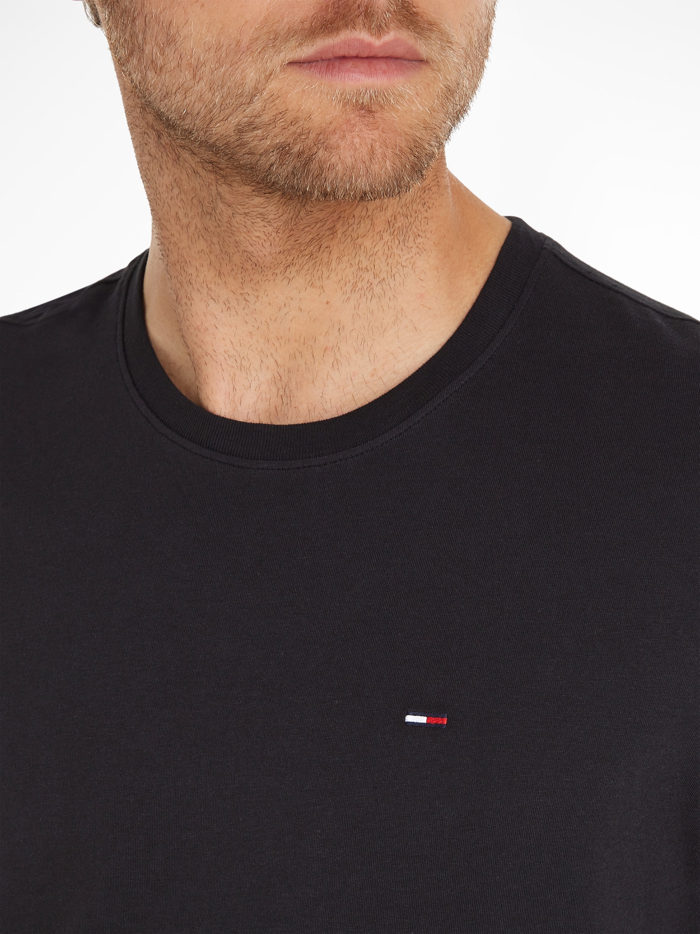 Tommy Jeans T-Shirt »TJM ESSENTIAL SOLID TEE«, mit Rundhalsausschnitt und dezenter Logo-Flag