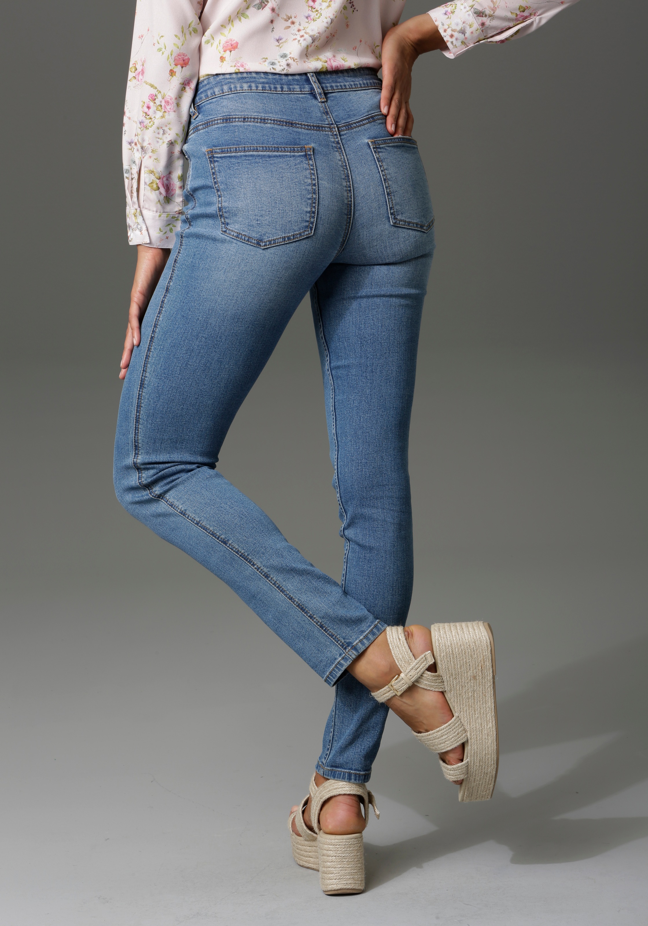 Slim-fit-Jeans, regular ♕ Waist CASUAL Aniston bei