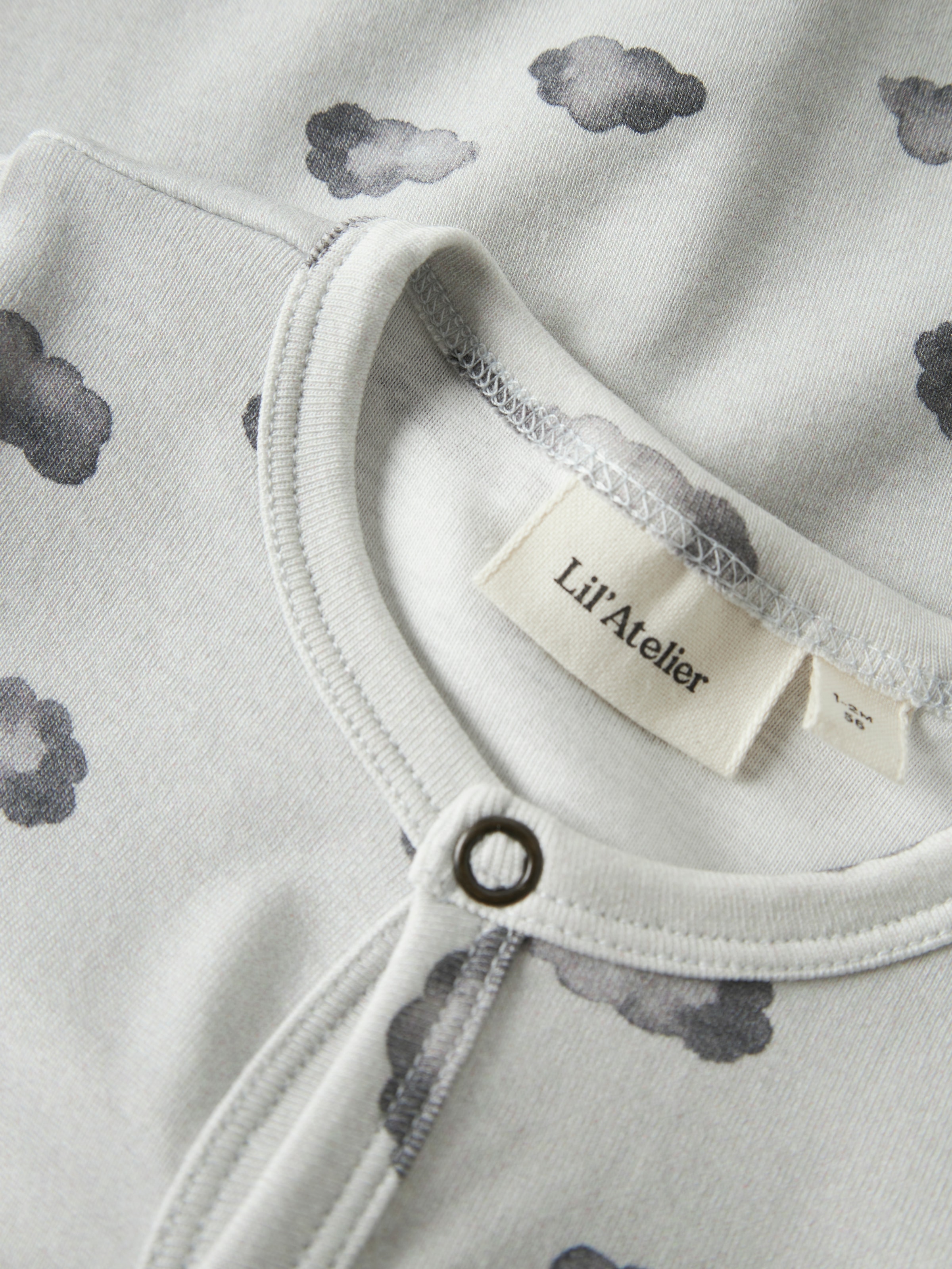 Lil' Atelier Schlafanzug »NBMGIO LS NIGHTSUIT LIL« aus Baumwollmischung, bequeme Passform, mit Druckknöpfen