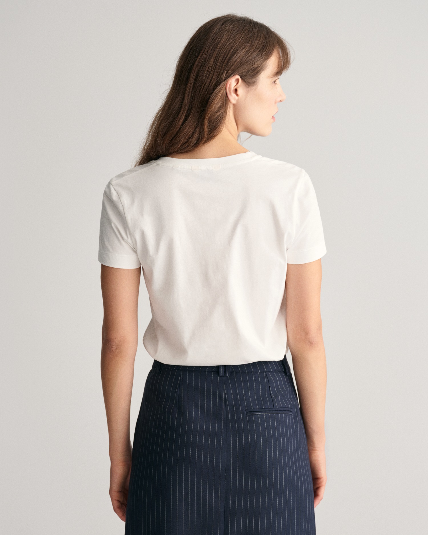 Gant T-Shirt »REG SHIELD KA V-NECK T-SHIRT« mit einer kleinen Logostickerei auf der Brust