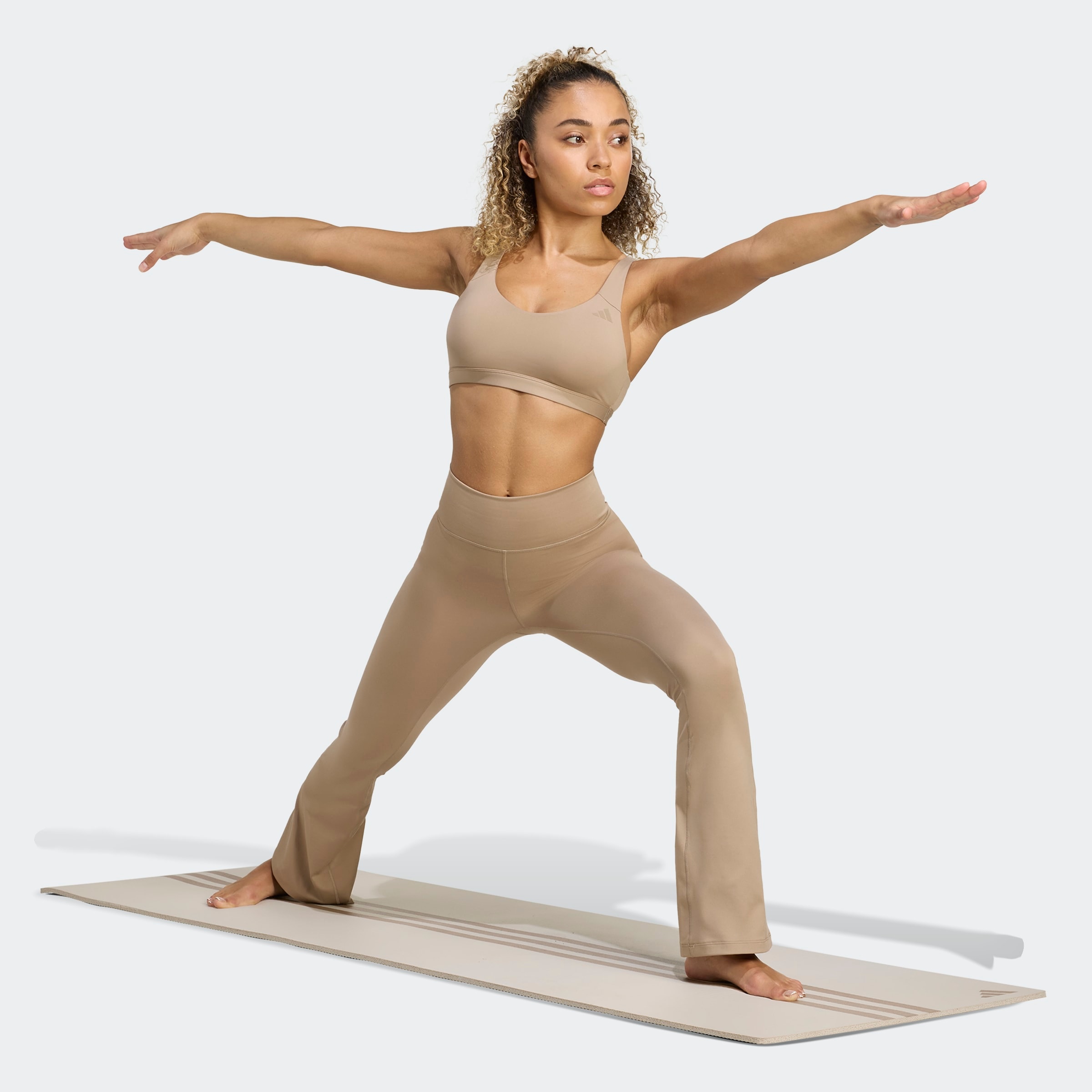 adidas Performance Trainingstights »ALL ME ESSENTIALS FLARE LEGGINGS«  mit ausgestelltem Bein, aus weichem und dehnbarem Strickmaterial