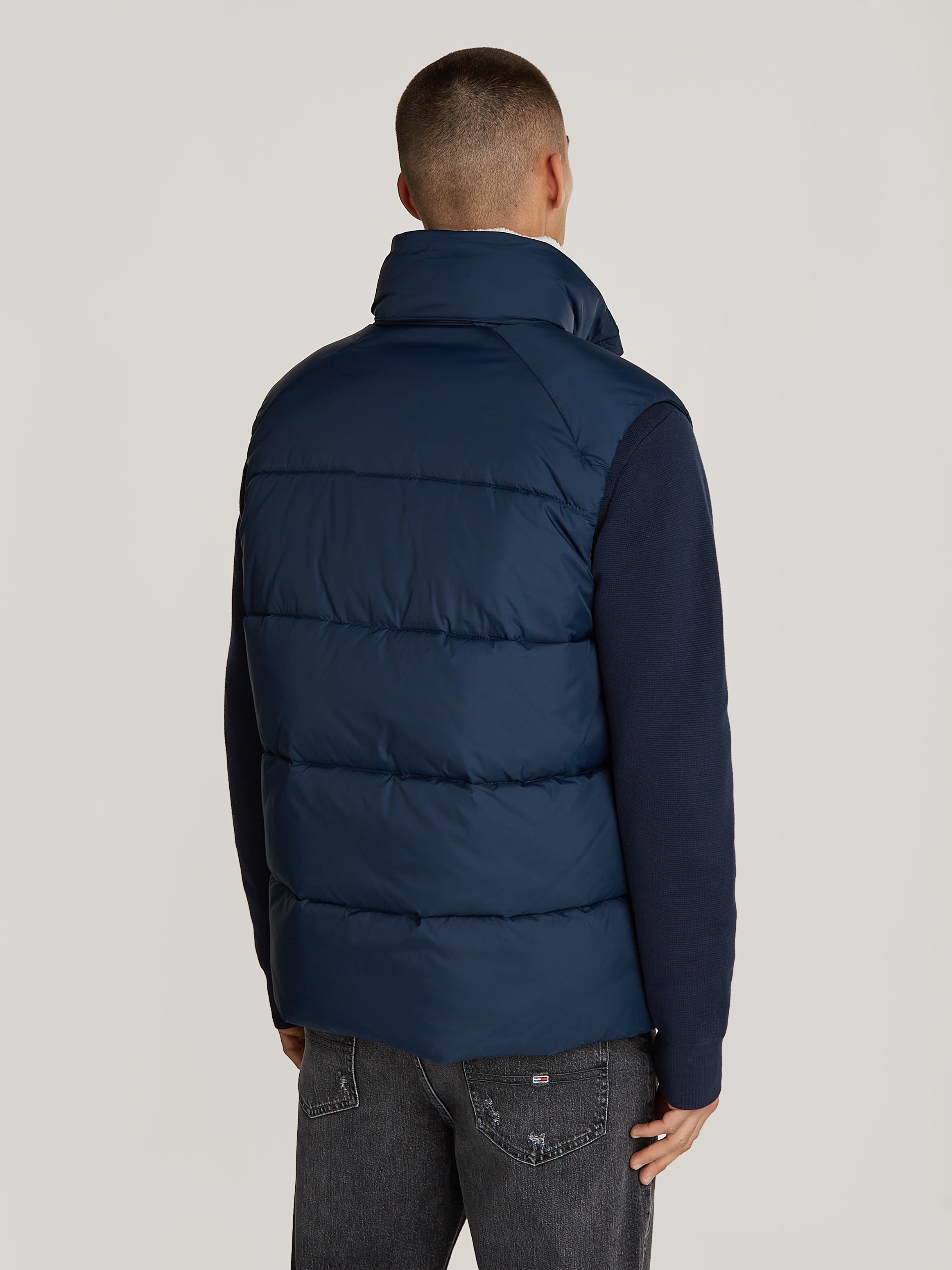 Tommy Jeans Steppweste »TJM POLY PUFFER VEST«, Kragen mit Fleece gefüttert, Markenlogo auf Brusthöhe