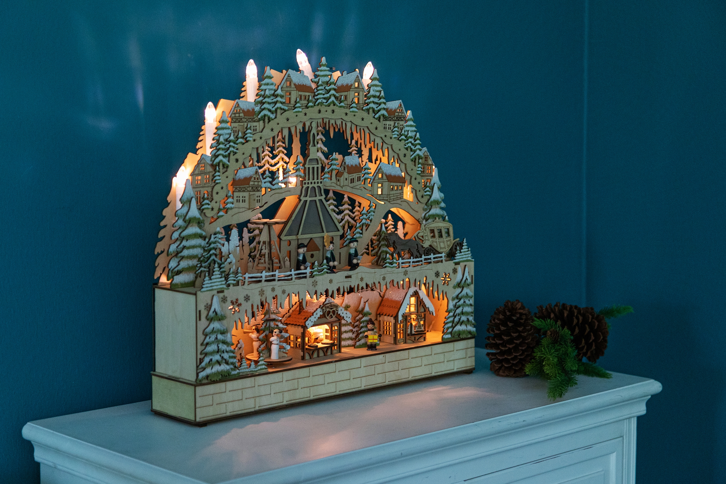 OTTO home LED Schwibbogen »Deniz, mit Musikwerk« 1 Stk. aus Holz mit LED Beleuchtung und bewegender Pyramide, Dorf im Gebirge