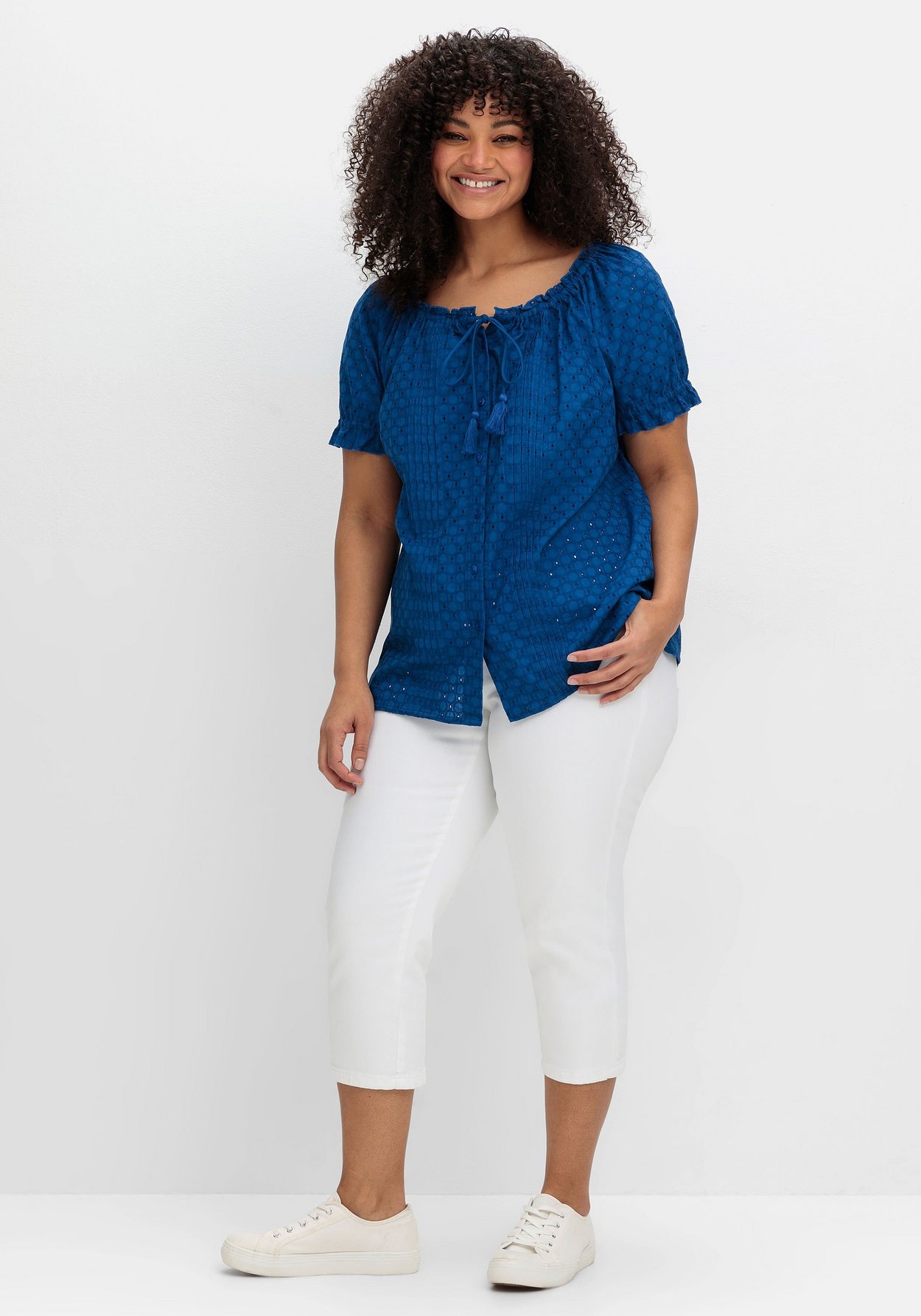 Sheego Kurzarmbluse »Bluse mit Lochstickerei und Carmen-Ausschnitt«