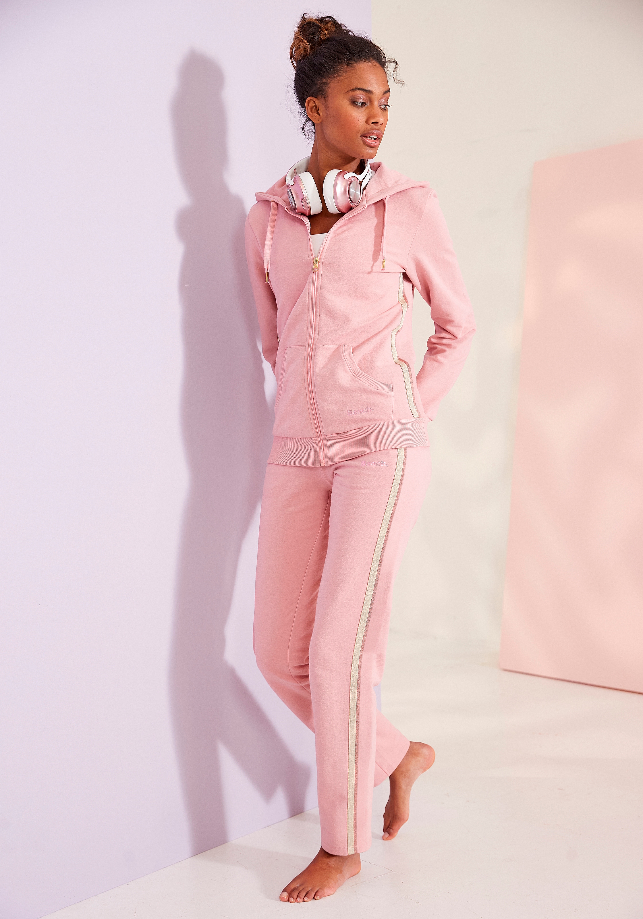 Bench. Loungewear Relaxhose, mit Glitzer Seitenstreifen, Loungeanzug