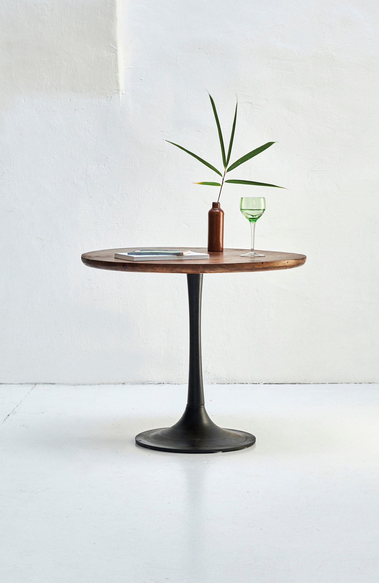 SIT Beistelltisch "Mailand aus Mango 60x60 cm mit runder Platte & Eisen-Sockel" Runde 25-mm-Mangoholzplatte mit markantem Eisen-Sockel