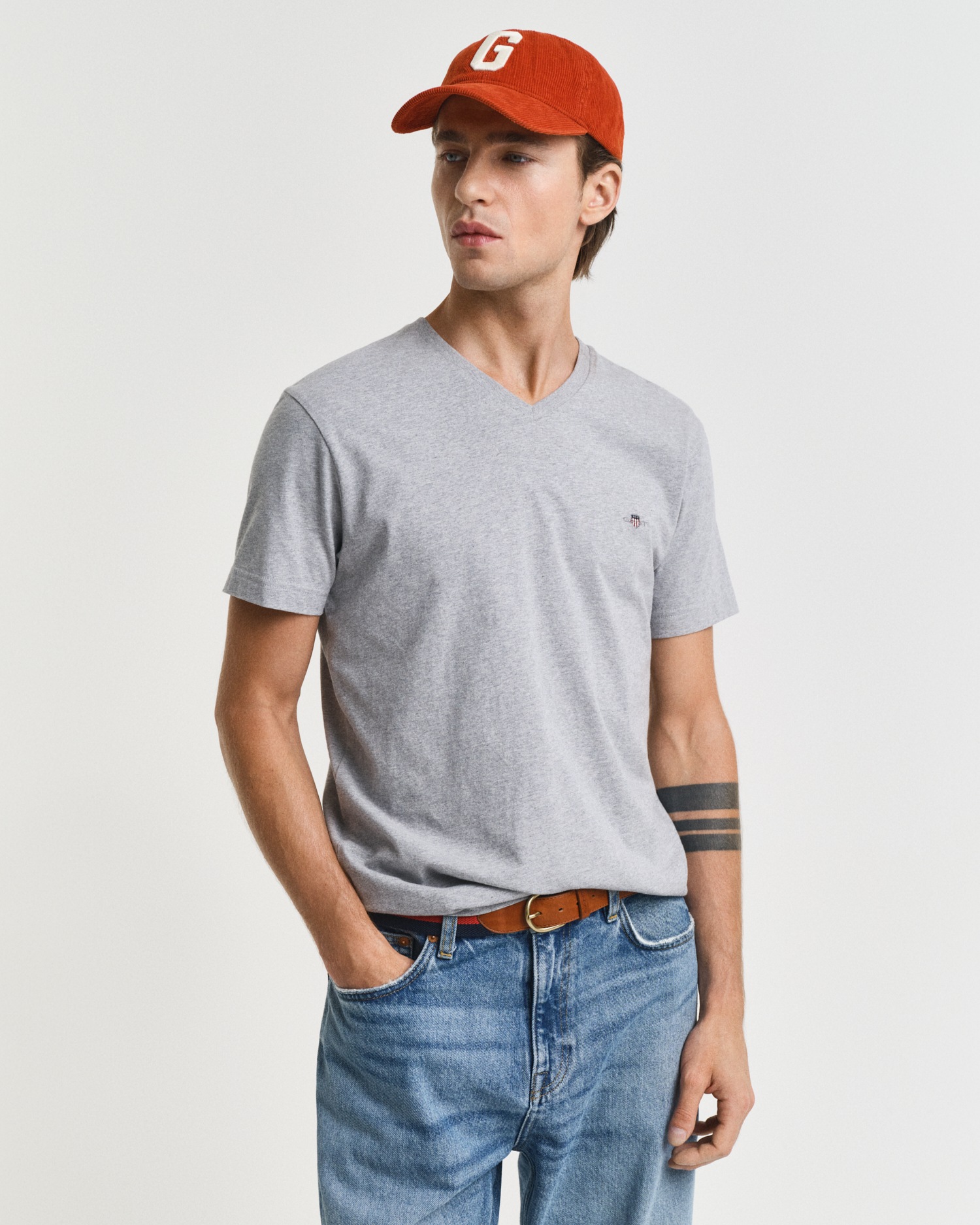 Gant T-Shirt »SLIM SHIELD V-NECK T-SHIRT«, mit einer kleinen Logostickerei auf der Brust