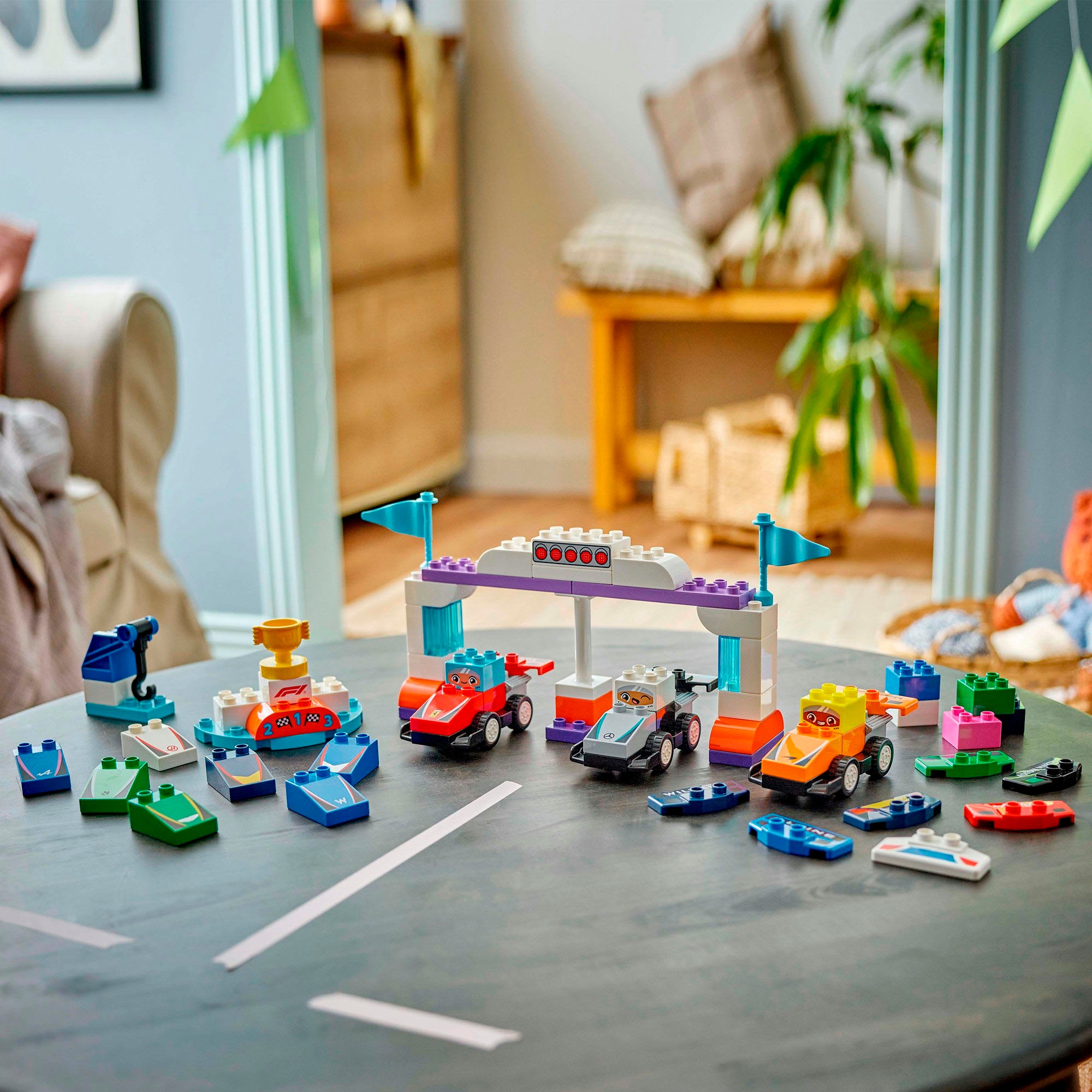 LEGO® Konstruktionsspielsteine »F1® Team Rennautos mit Rennfahrern (10445), LEGO DUPLO Town«, (70 St.), Made in Europe