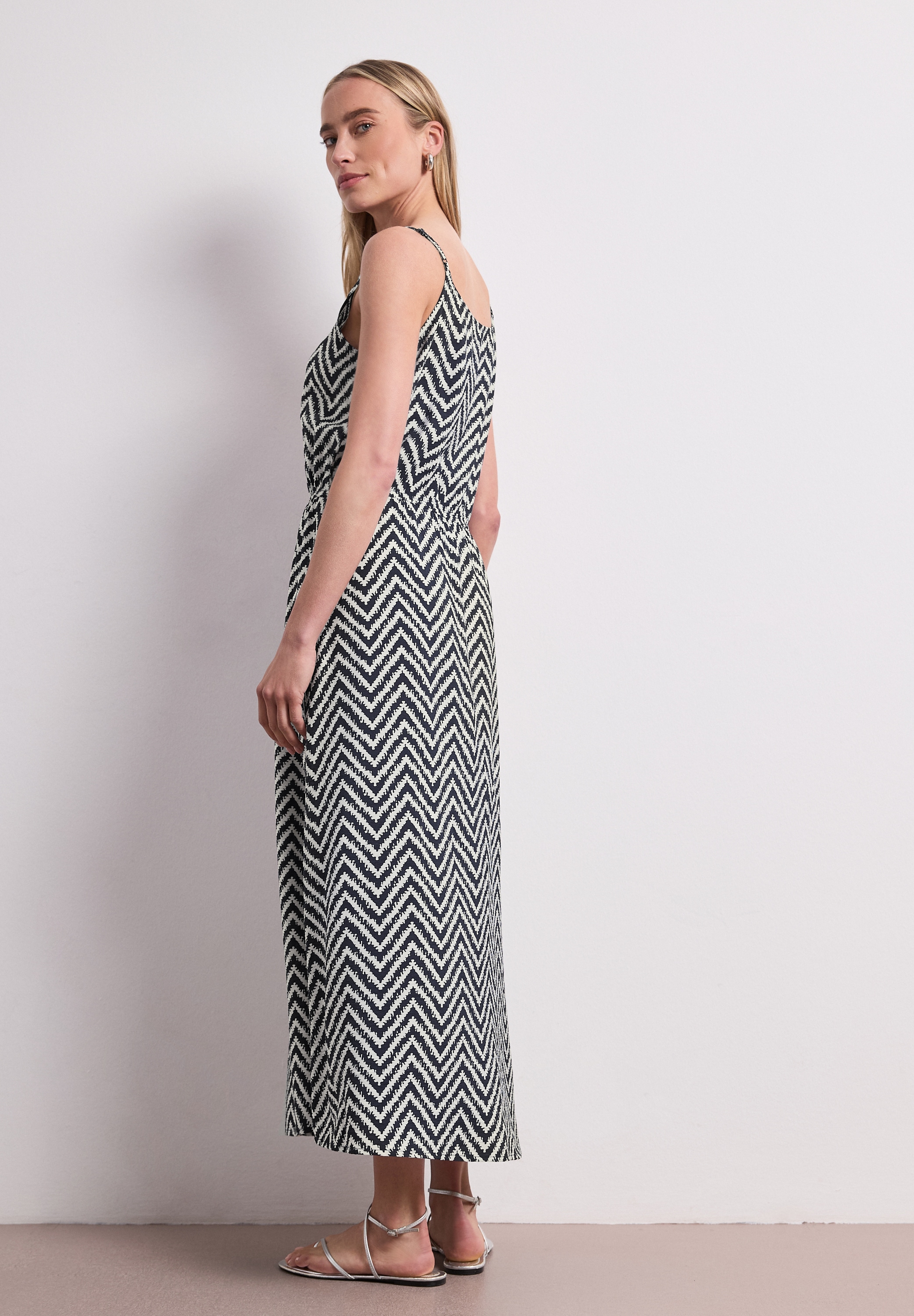 STREET ONE Midikleid Ohne Taschen Sommerkleid mit Zick-Zack-Muster