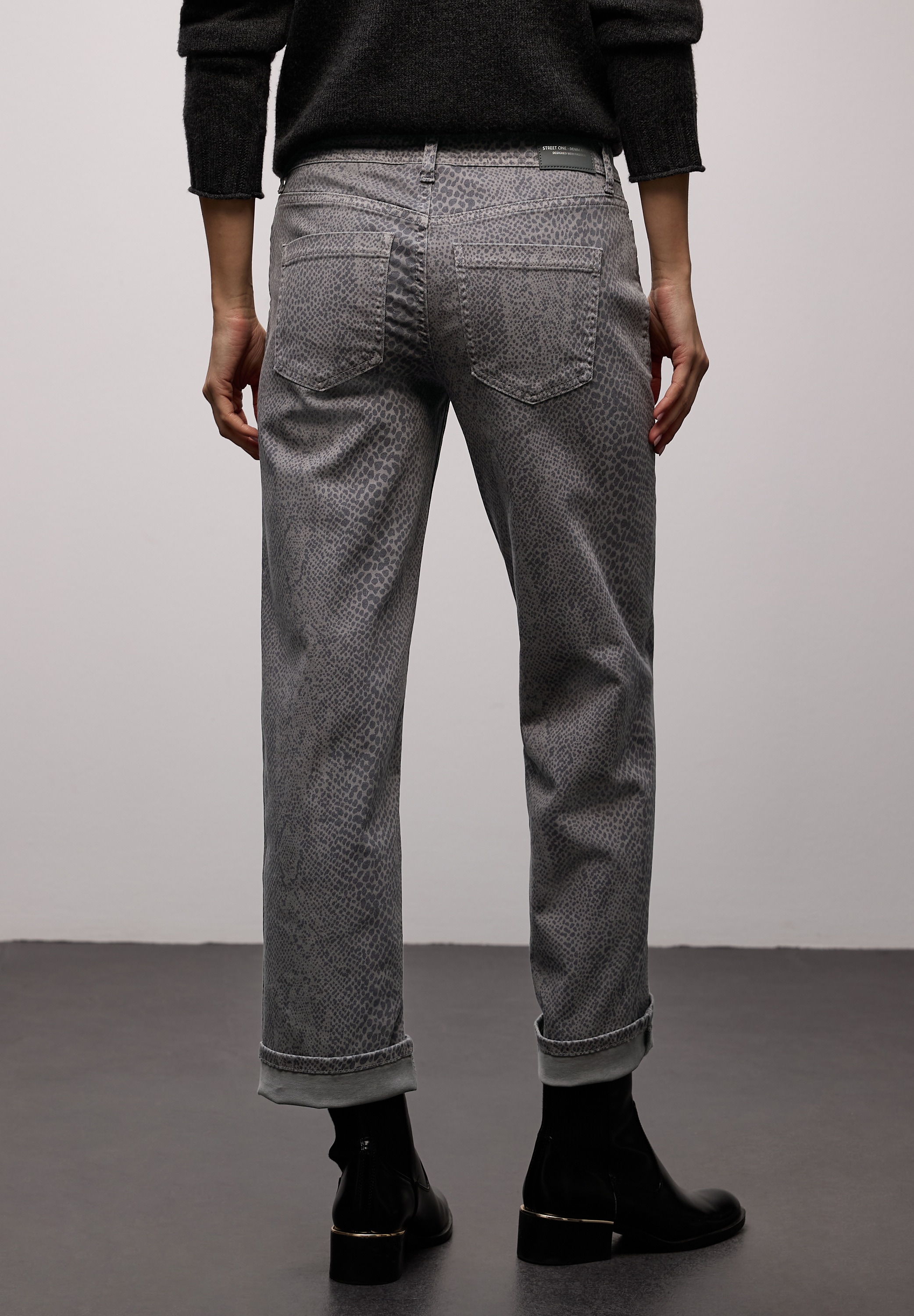 STREET ONE 5-Pocket-Jeans Graue Waschung, trendiger Snake Print