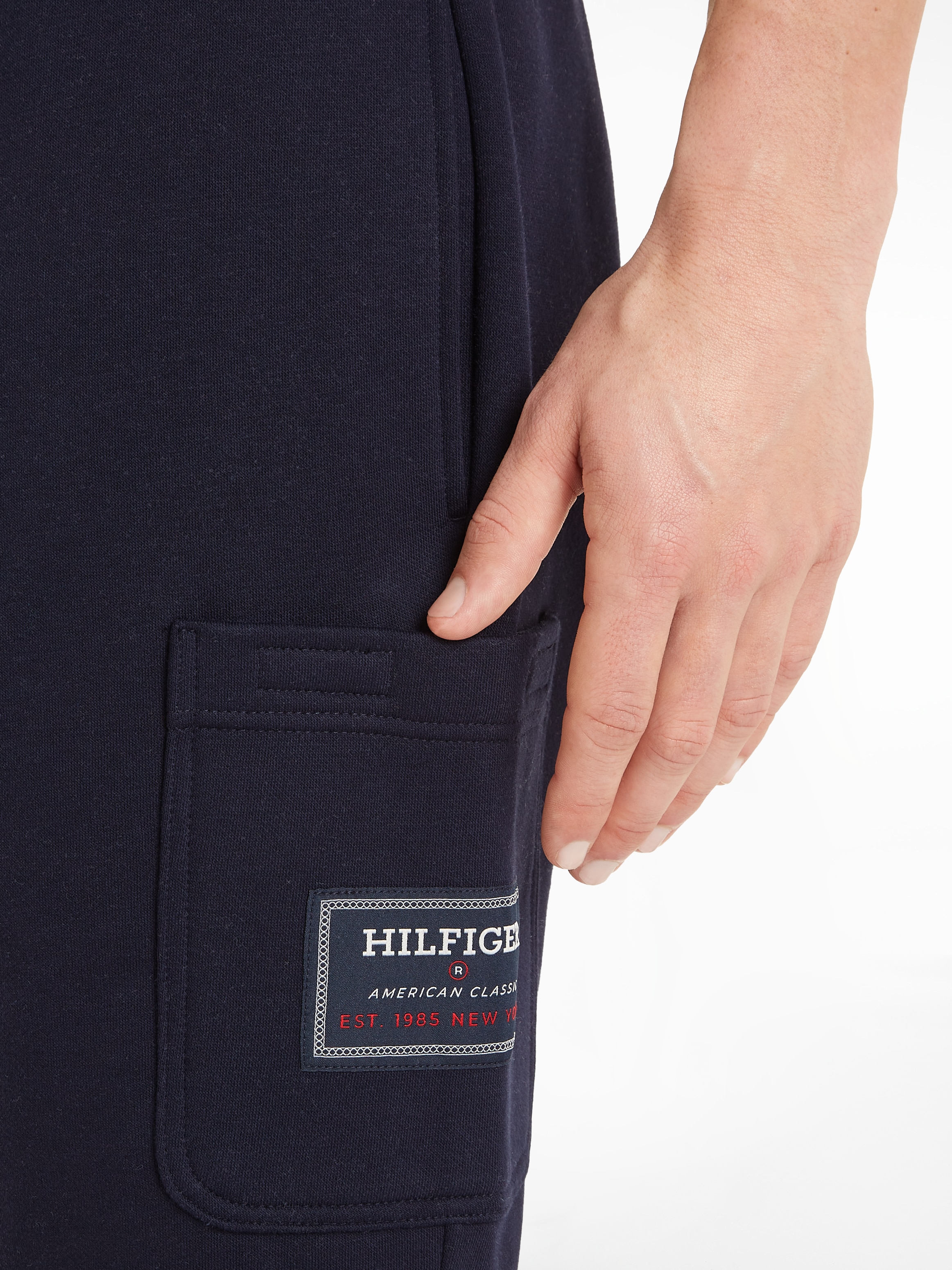 Tommy Hilfiger Sweatshorts »FLAG LOGO BADGE SWEATSHORTS«, Mit Tasche an der Seite