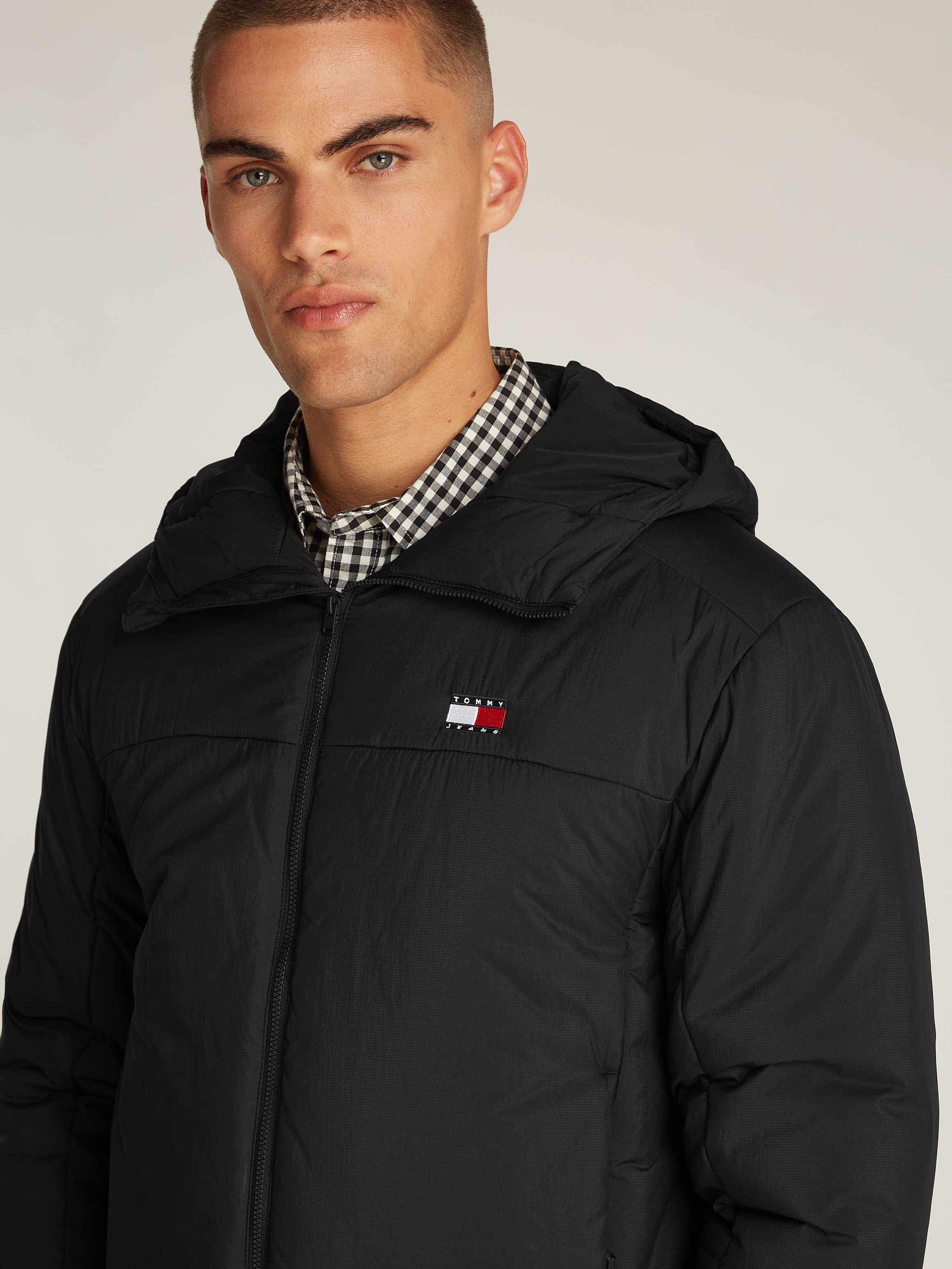 Tommy Jeans Plus Allwetterjacke »TJM LT POLY JACKET EXT«, mit Kapuze, in Großen Größen, Logostickerei, Eingriffstaschen