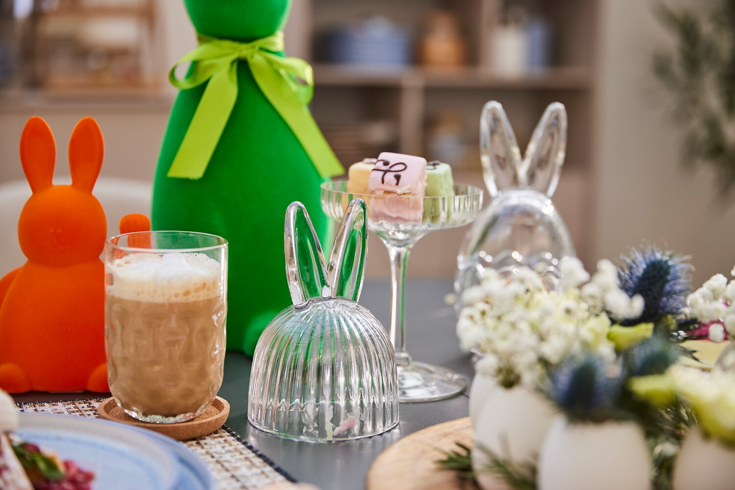 AM Design Dekofigur »Glas Etagere mit Hasenmotiv« mit Glashaube auf Fuß, bestehend aus 2 Teilen