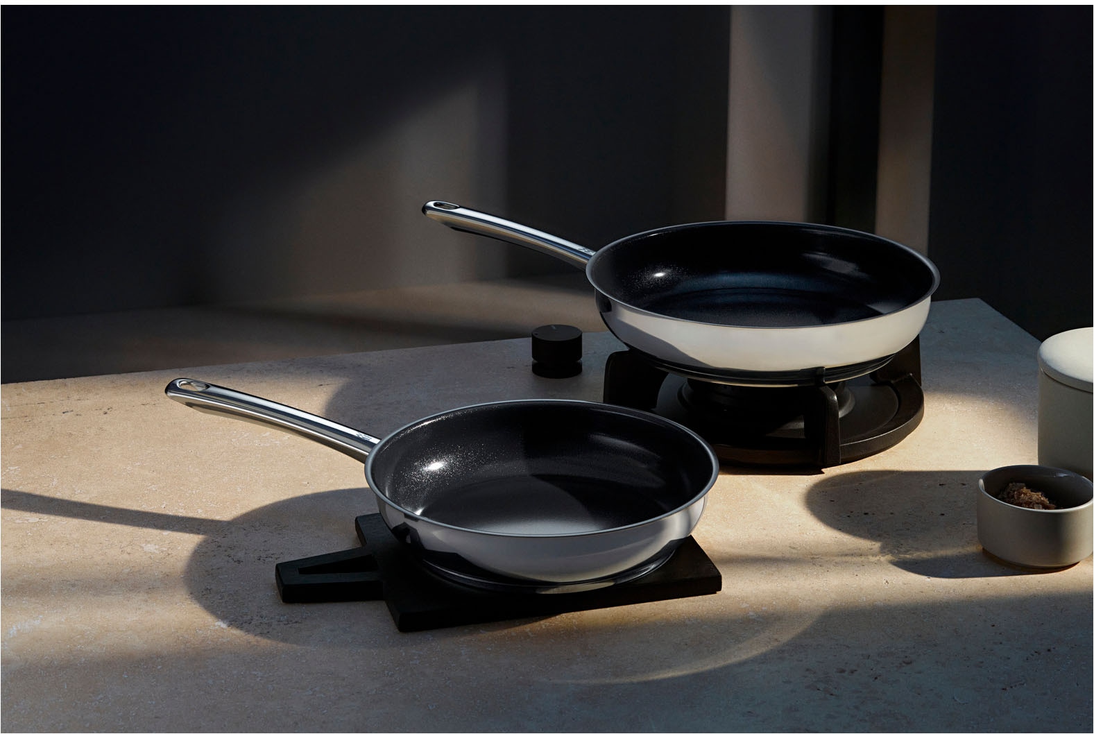 WMF Pfannen-Set »Devil, Bratpfannen Induktion, robuste keramische Antihaftversiegelung« Cromargan® Edelstahl Rostfrei 18/10 Set, 2x Pfannen Ø 24/28 cm, 2 Stk. tlg. für alle Herdarten geeignet, ergonomischer Edelstahlgriff