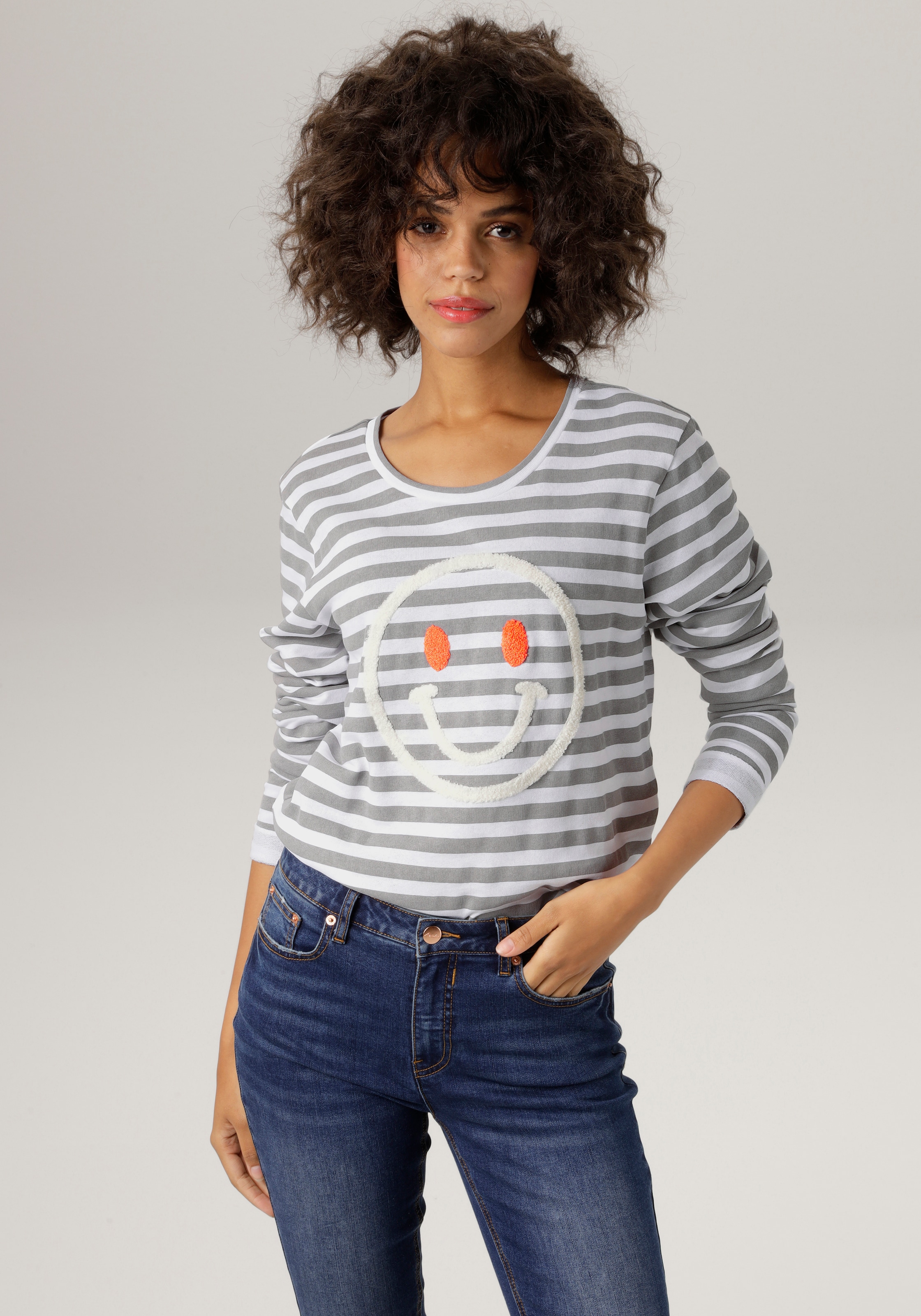 Aniston CASUAL Sweatshirt, mit fröhlicher Smiley-Applikation bei ♕