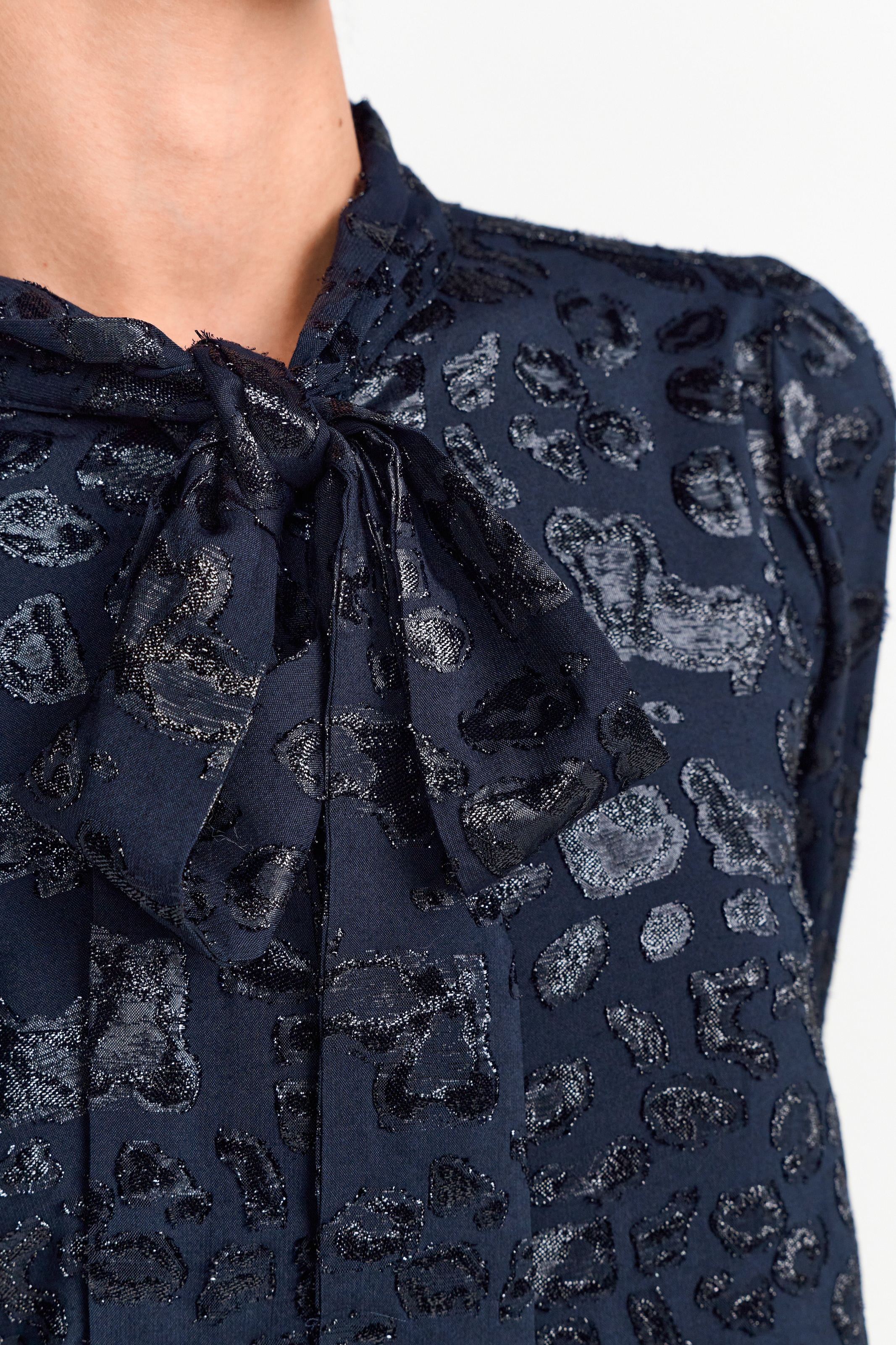 RICHROYAL Minikleid, in schimmerndem Jacquard-Look mit Leo-Ausbrenner
