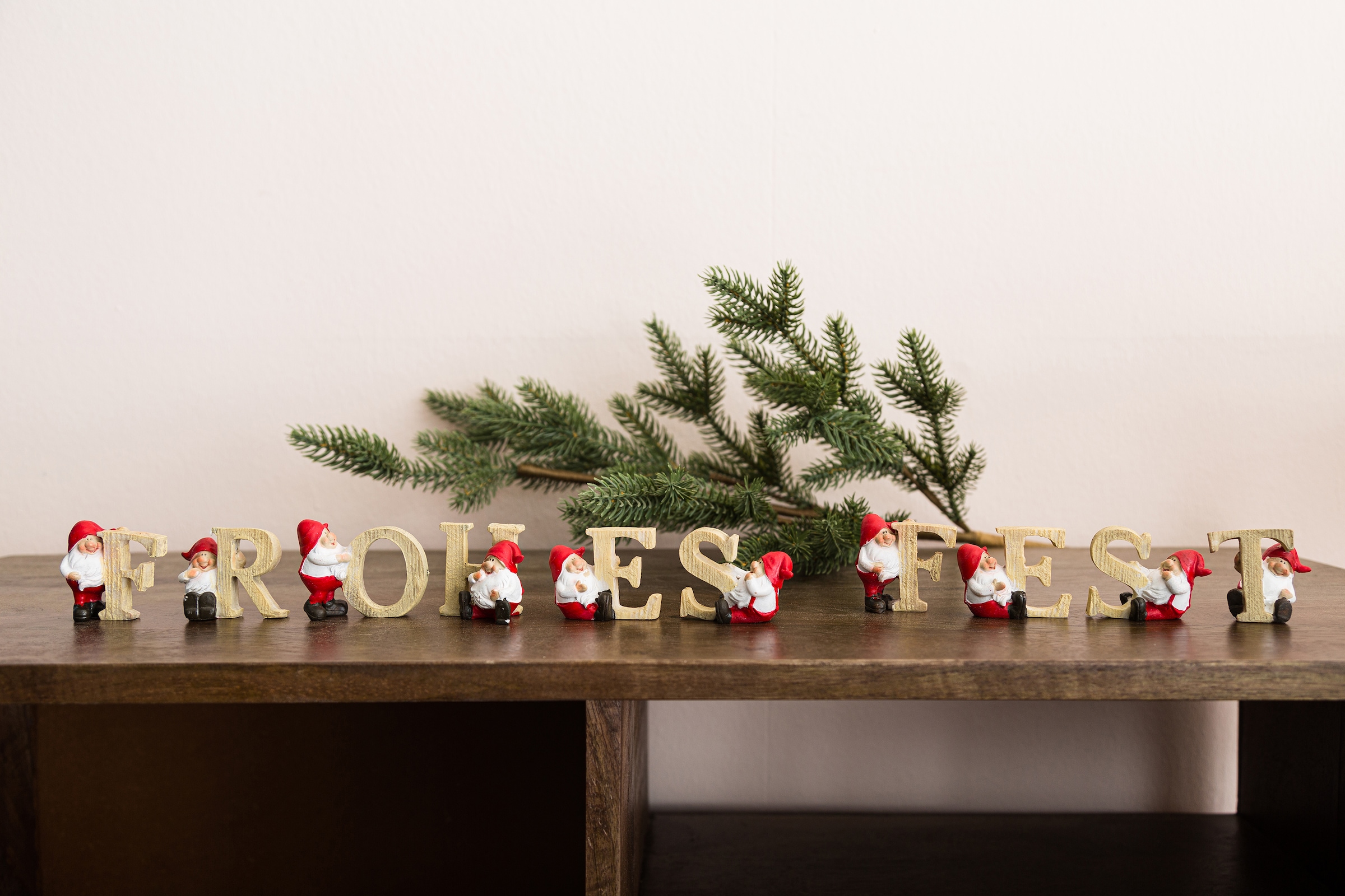 Myflair Möbel & Accessoires Deko-Schriftzug »Weihnachtsdeko«, " Frohes Fest", mit kleinen Weihnachtswichteln