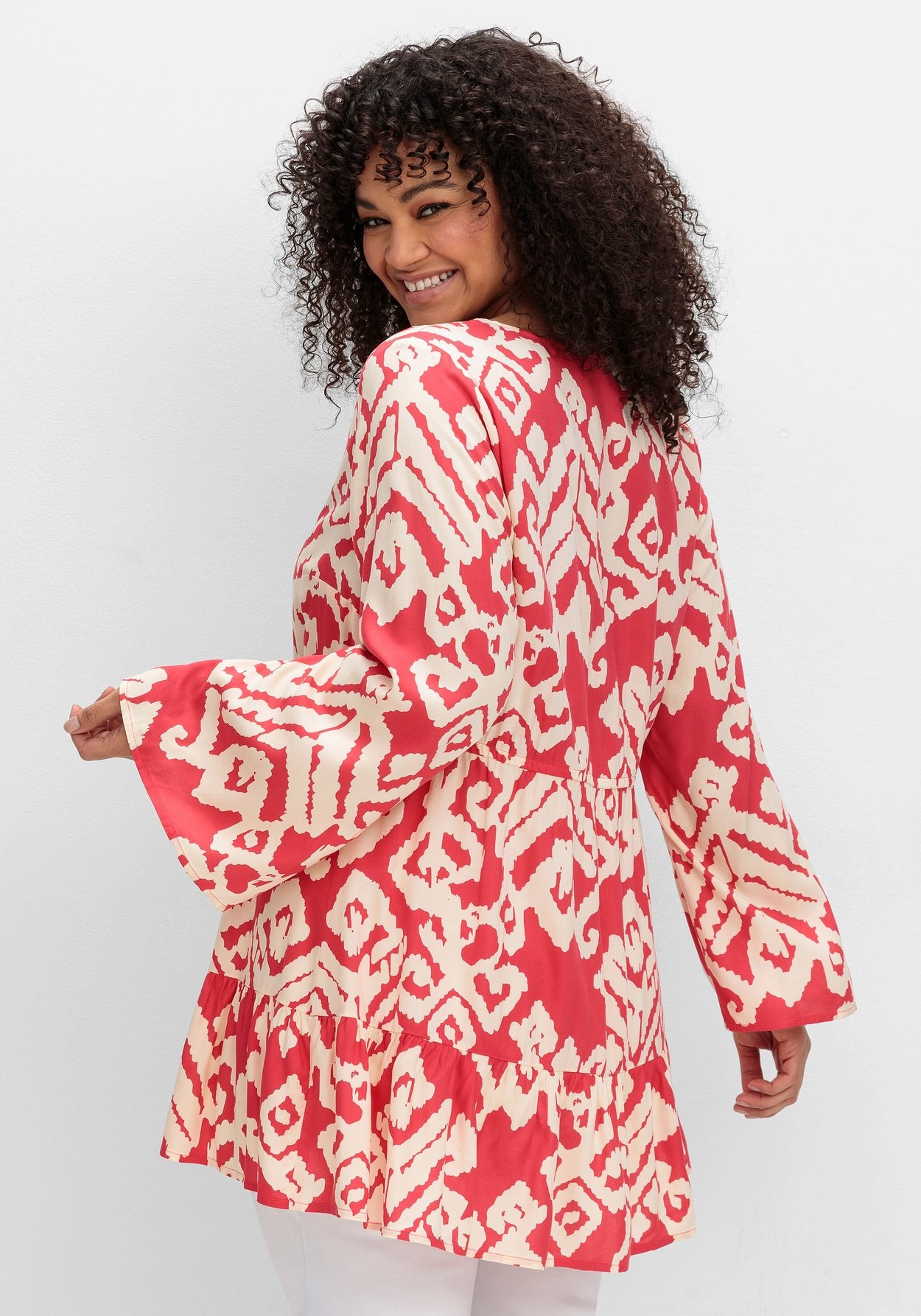 Sheego Longbluse »Ausgestellte Bluse mit Grafikprint und Volant am Saum«