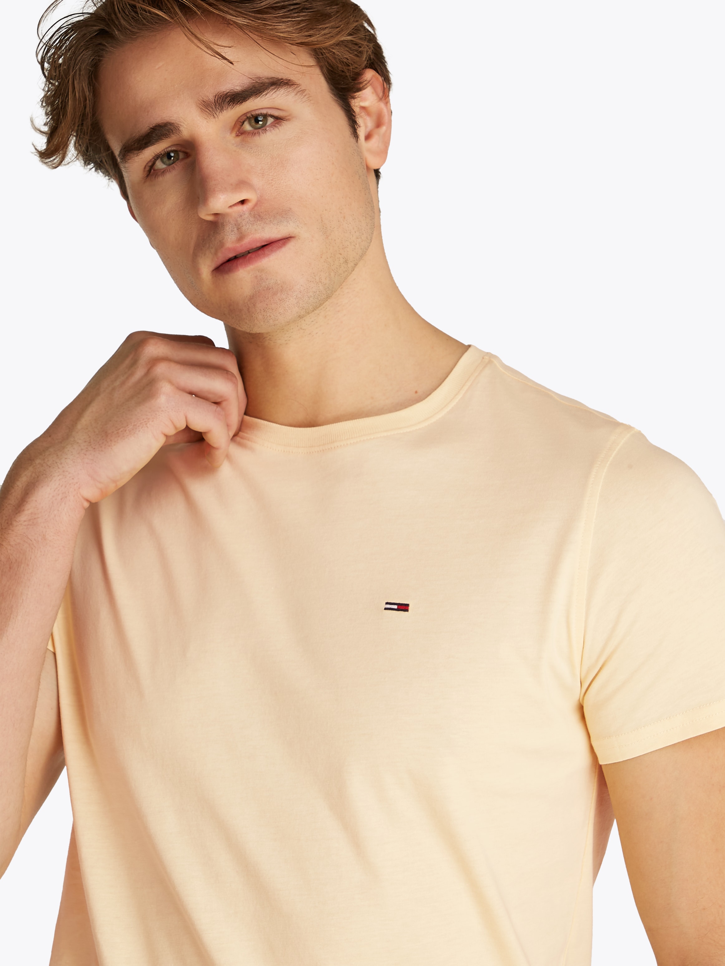 Tommy Jeans T-Shirt »TJM ESSENTIAL SOLID TEE«, mit Rundhalsausschnitt und dezenter Logo-Flag