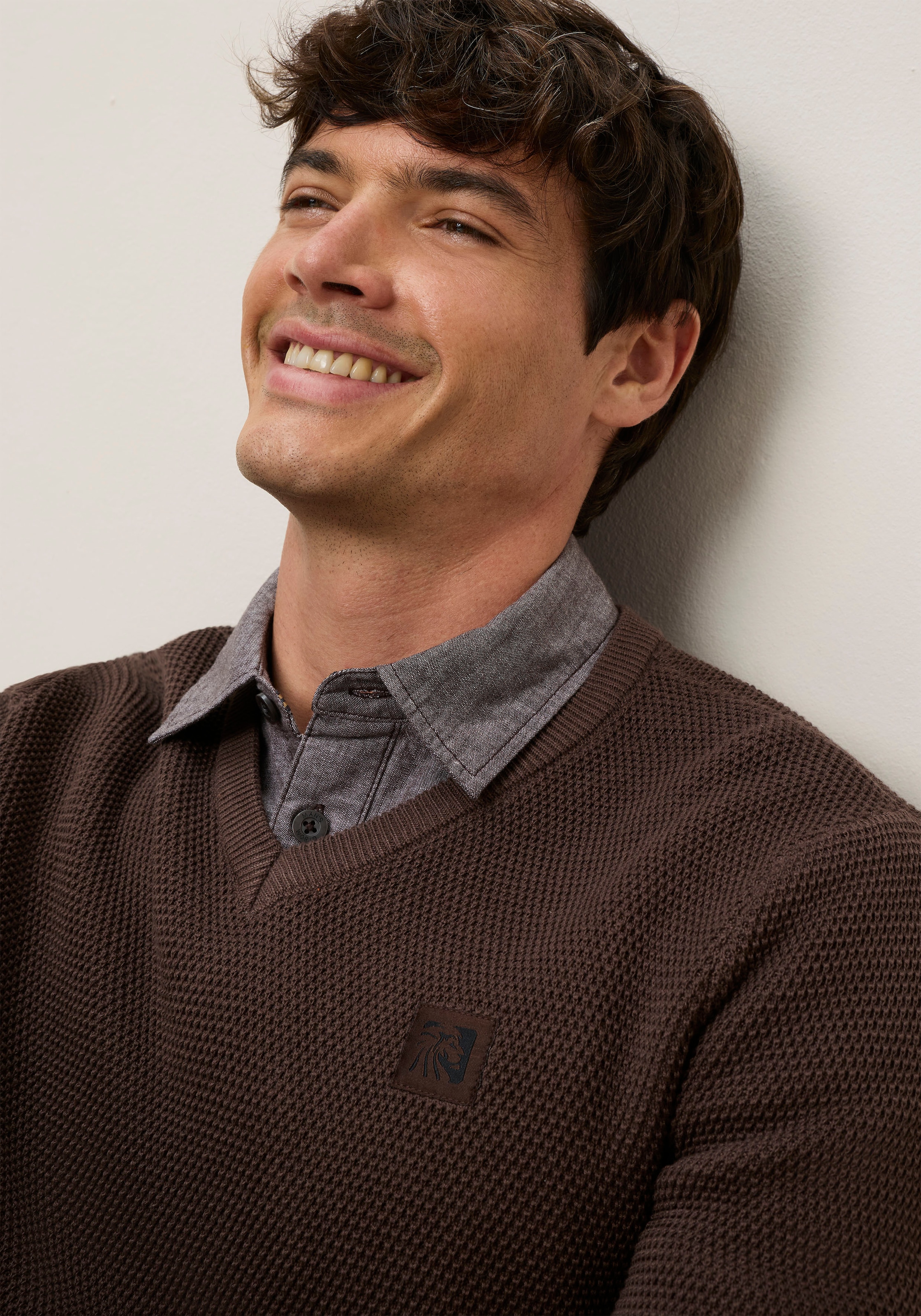 Man's World V-Ausschnitt-Pullover »Neue Kollektion! Highlight Strickstruktur« Strickmaterial, Rippbündchen am Ausschnitt, Regular Fit Passform