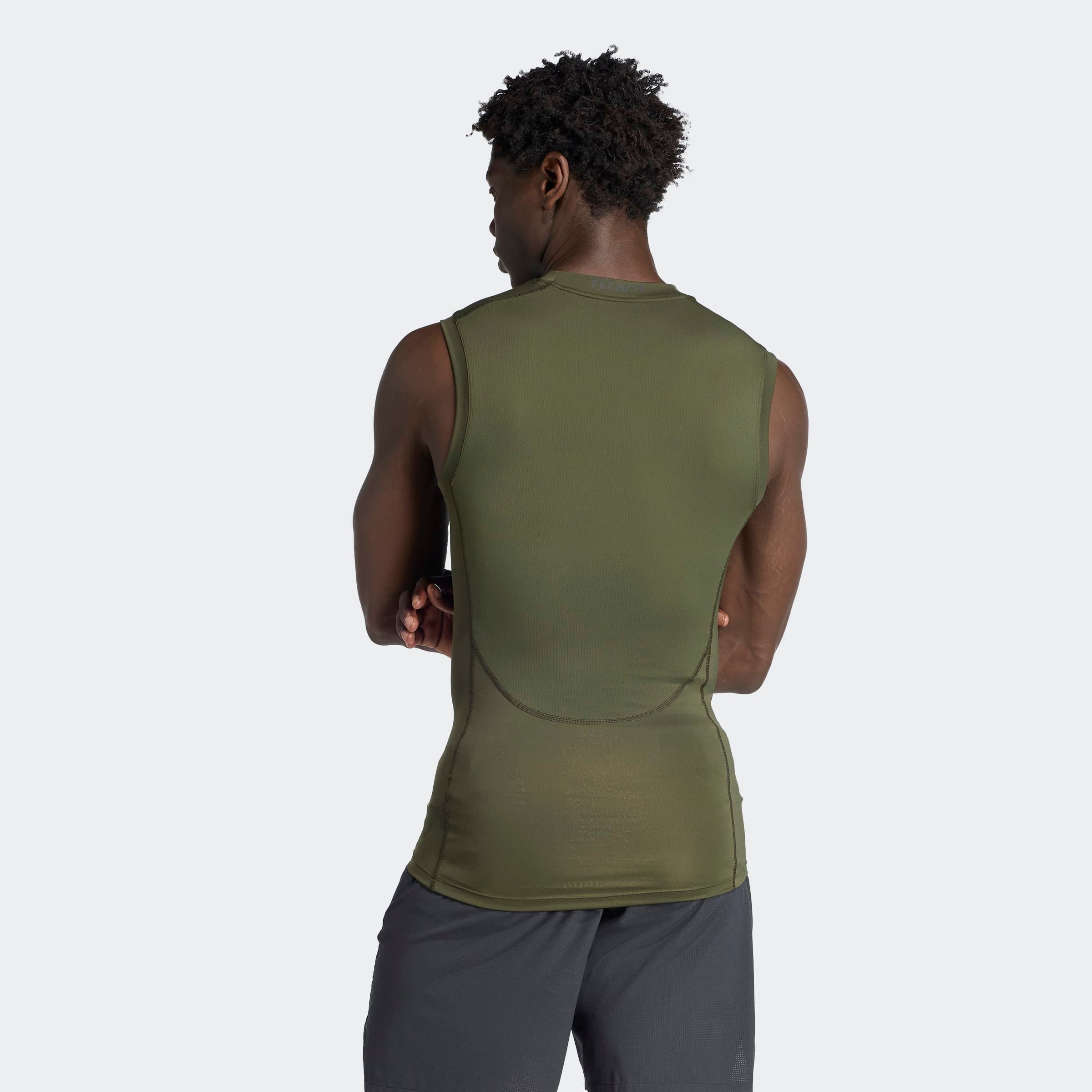 adidas Performance Tanktop »TECHFIT COMPRESSION TRAINING SLEEVELESS« mit Rundhalsausschnitt, ohne Verschluss, normale Länge