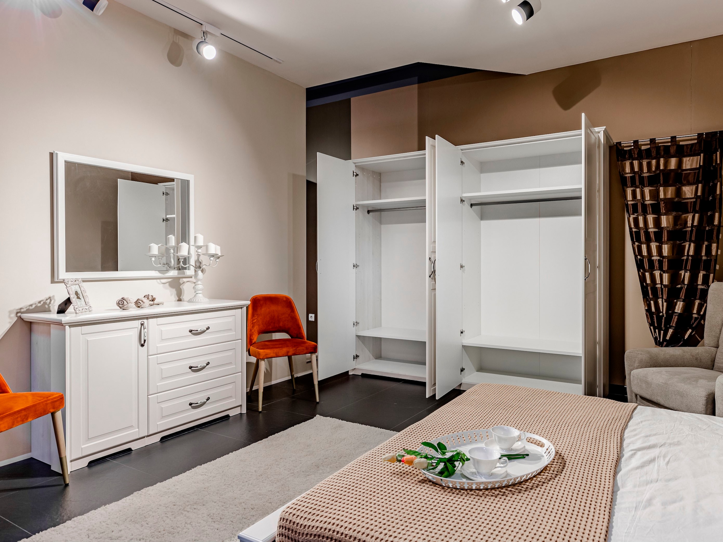 Home affaire Kleiderschrank »Evergreen, wahlweise in 3 Breiten, Höhe 224cm!«, (besonders dekorierter Metallgriff, Kasettenoptik in der Front), im klassischen Landhausstil,FSC-zertifiziert,hochwertige UV Lackierung