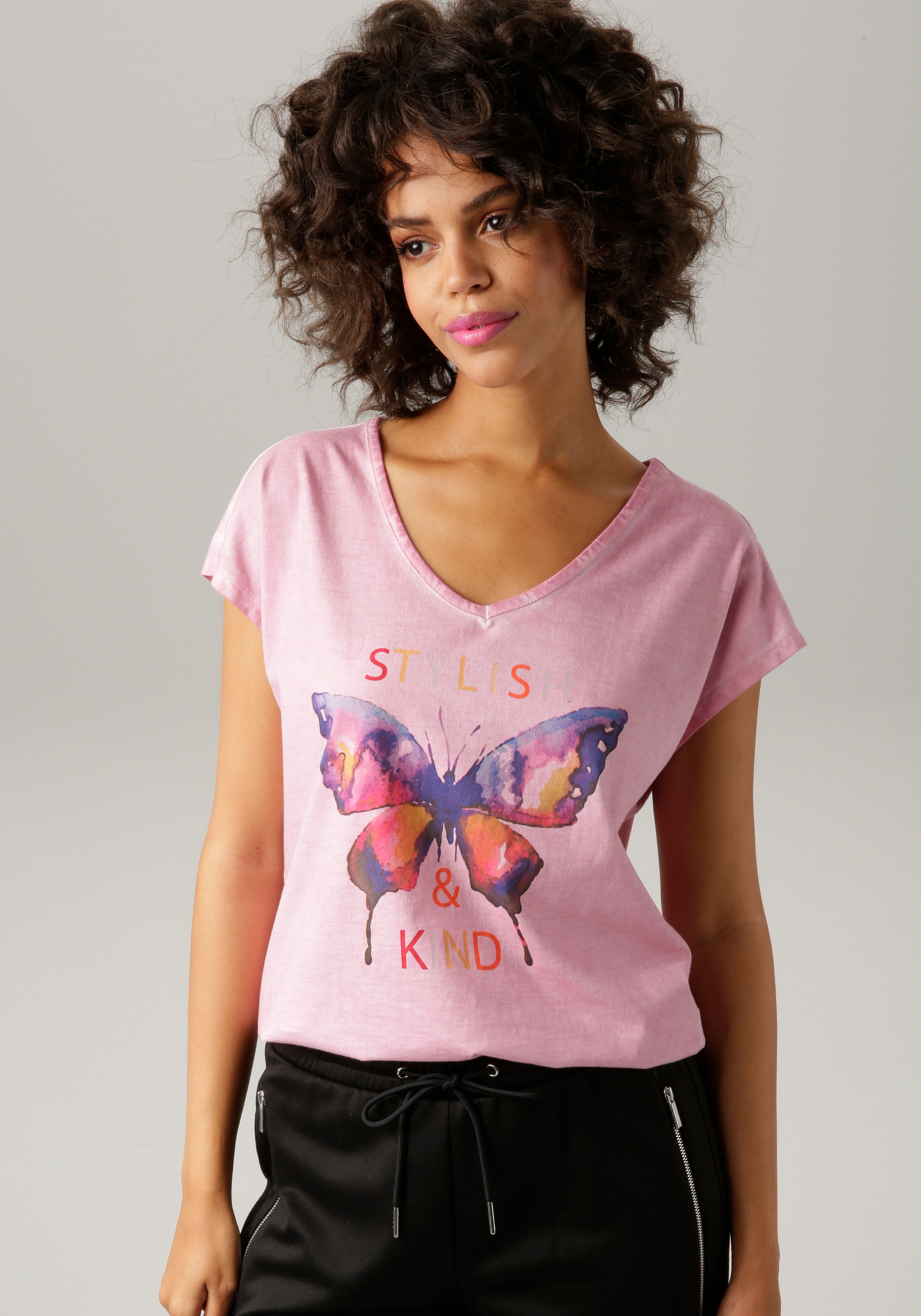 Aniston ♕ CASUAL mit bei und T-Shirt, Schriftzug batikfarbigem Schmetterling