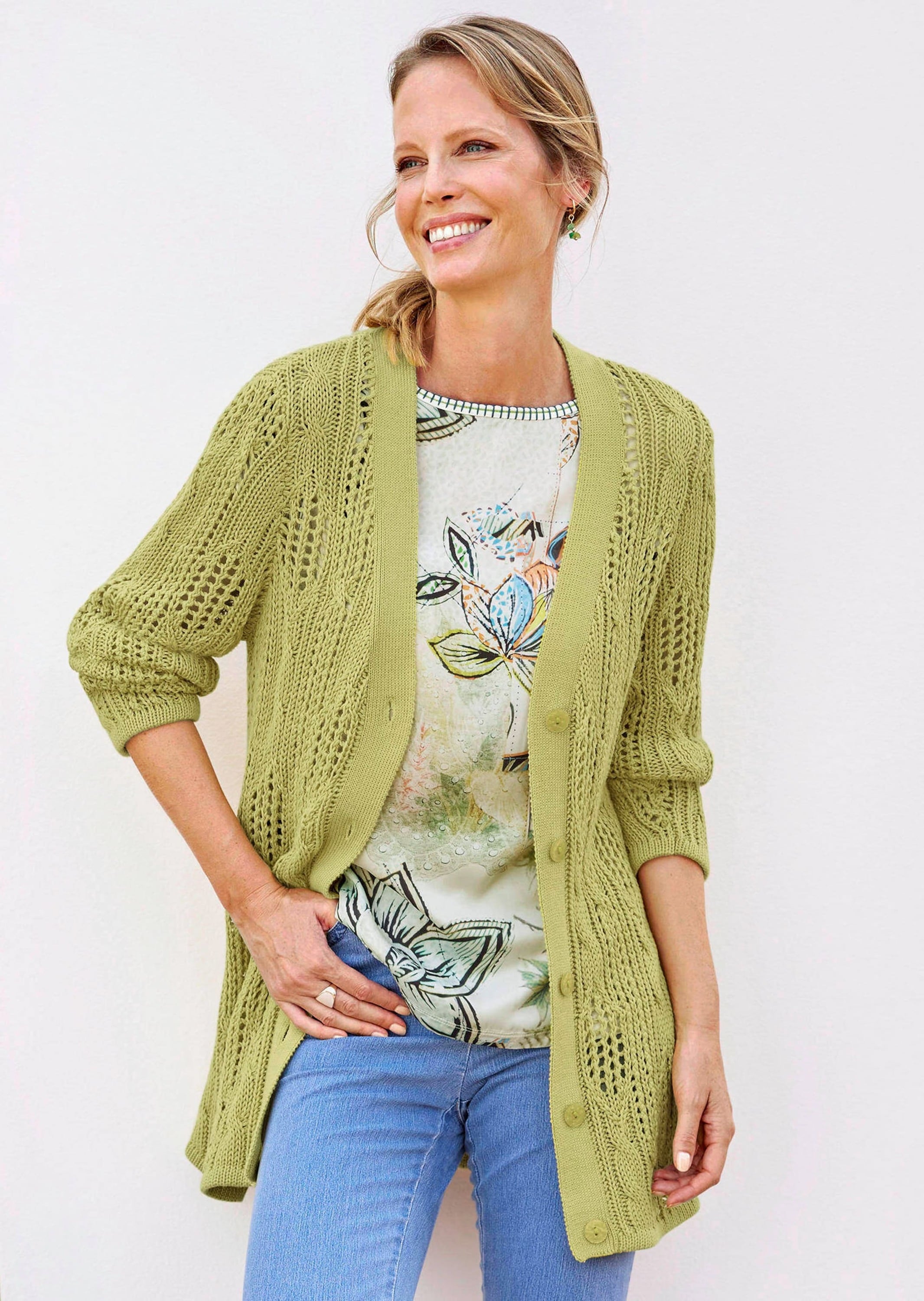 GOLDNER Strickjacke »Kurzgröße Strickjacke mit Knöpfen« Knopf