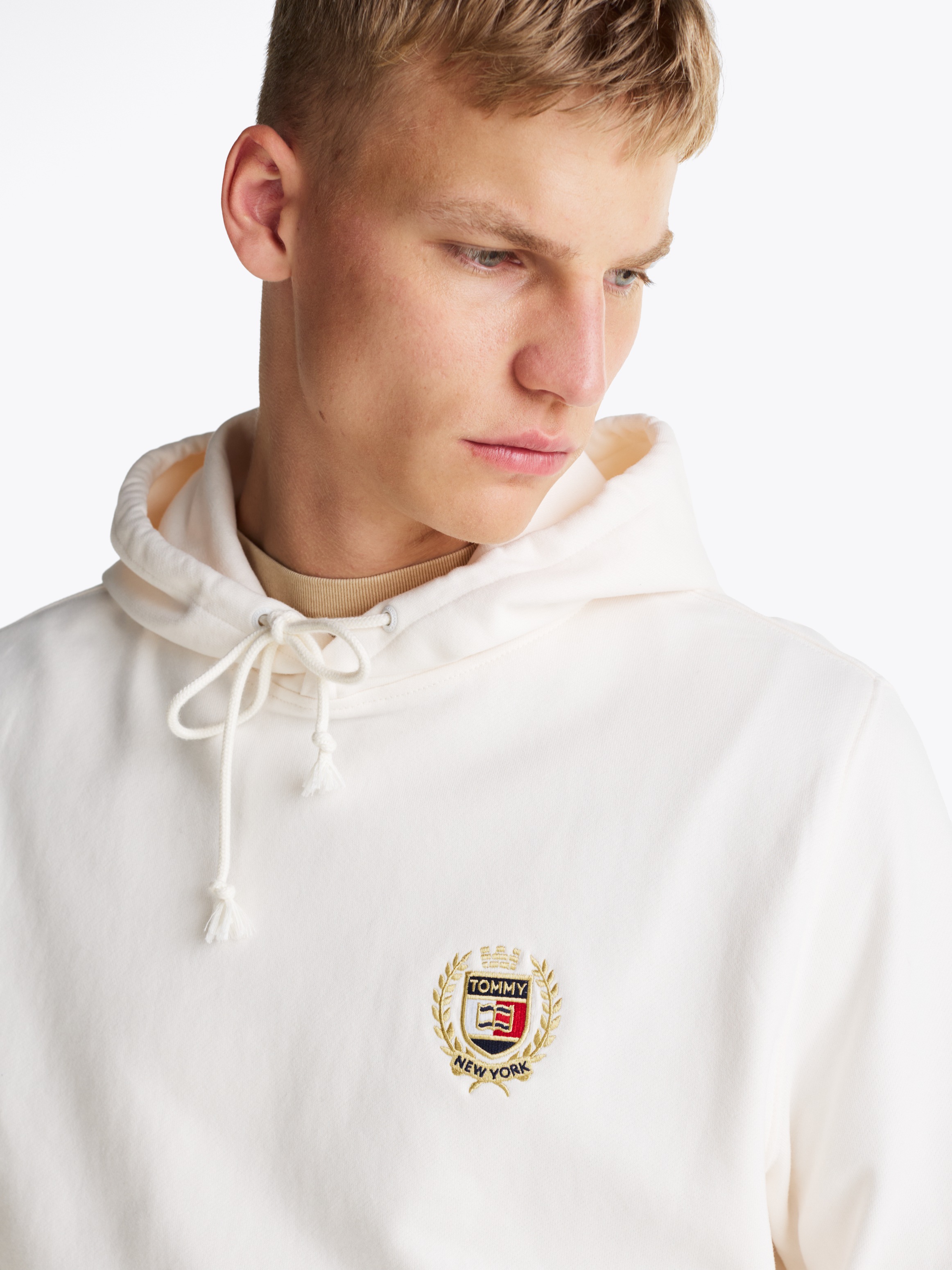 Tommy Jeans Sweatshirt »TJM REG TJ FLAG CREST HOOD EXT«, besticktes Markenlogo auf Brusthöhe