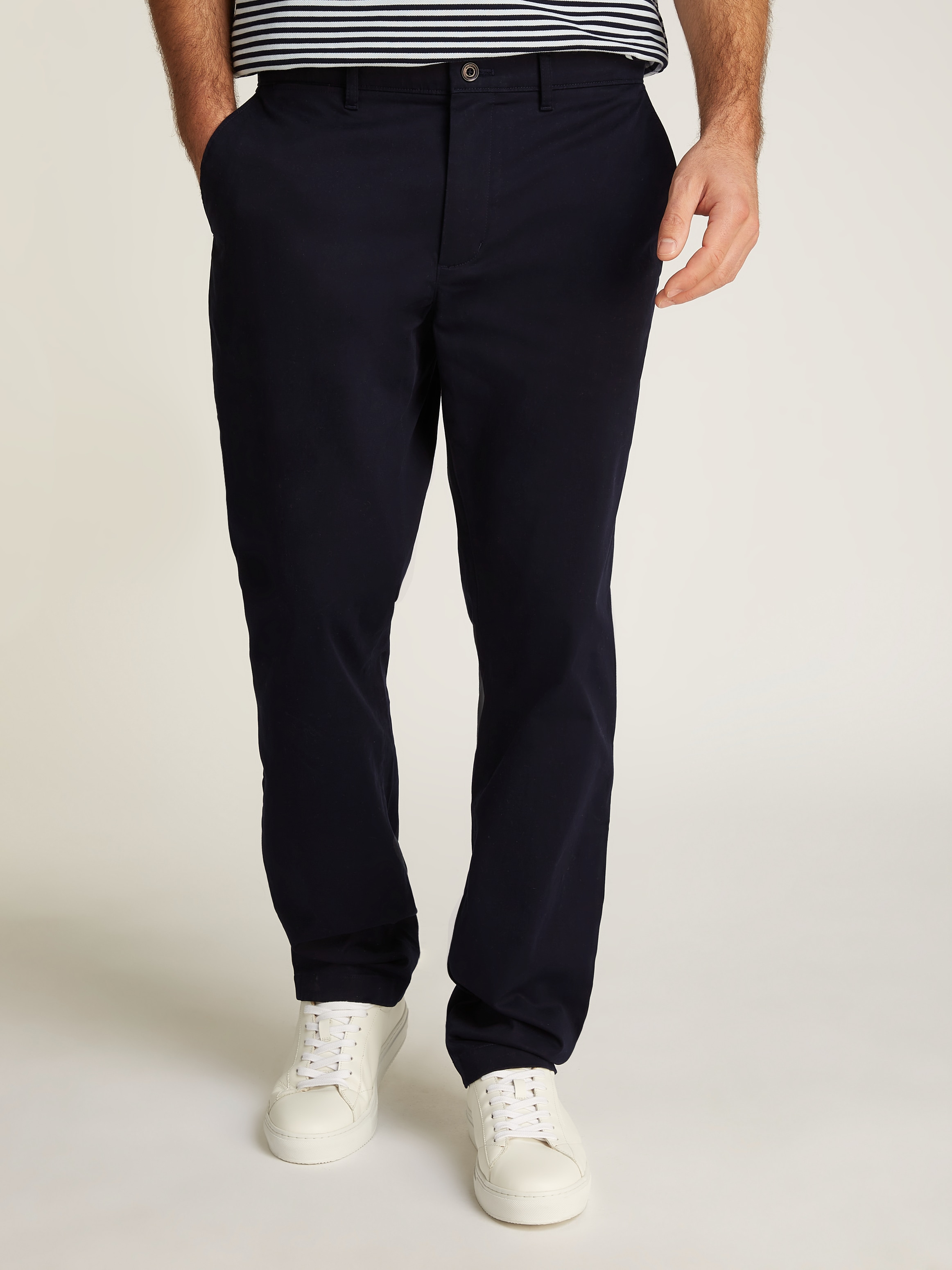 Tommy Hilfiger Chinohose »DENTON CHINO SATIN«, mit Gesäßtaschen mit Knopf, Logostickerei