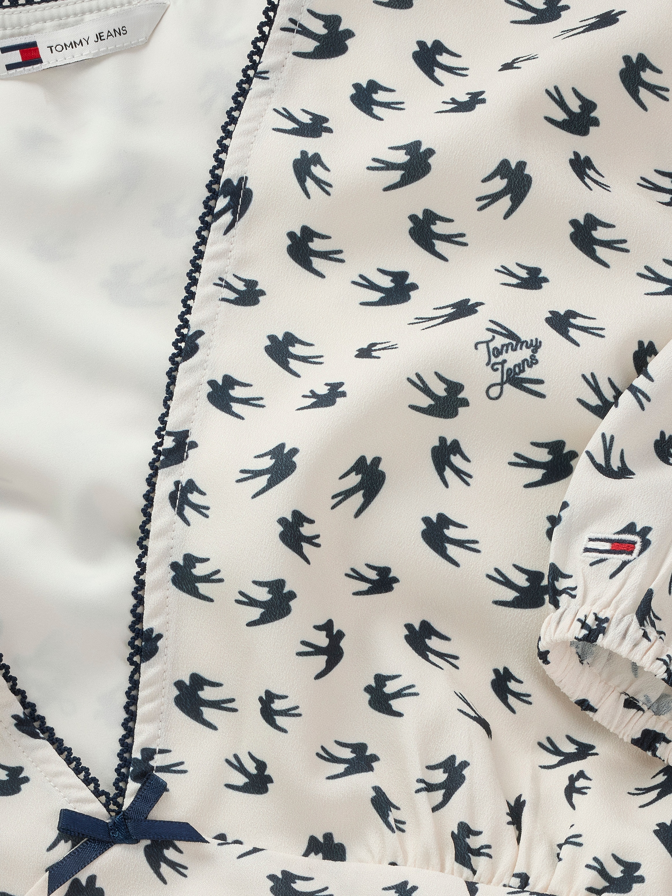 Tommy Jeans Minikleid »TJW SS CREPE MINI DRESS«, mit Schleifendetail, Vogelmuster