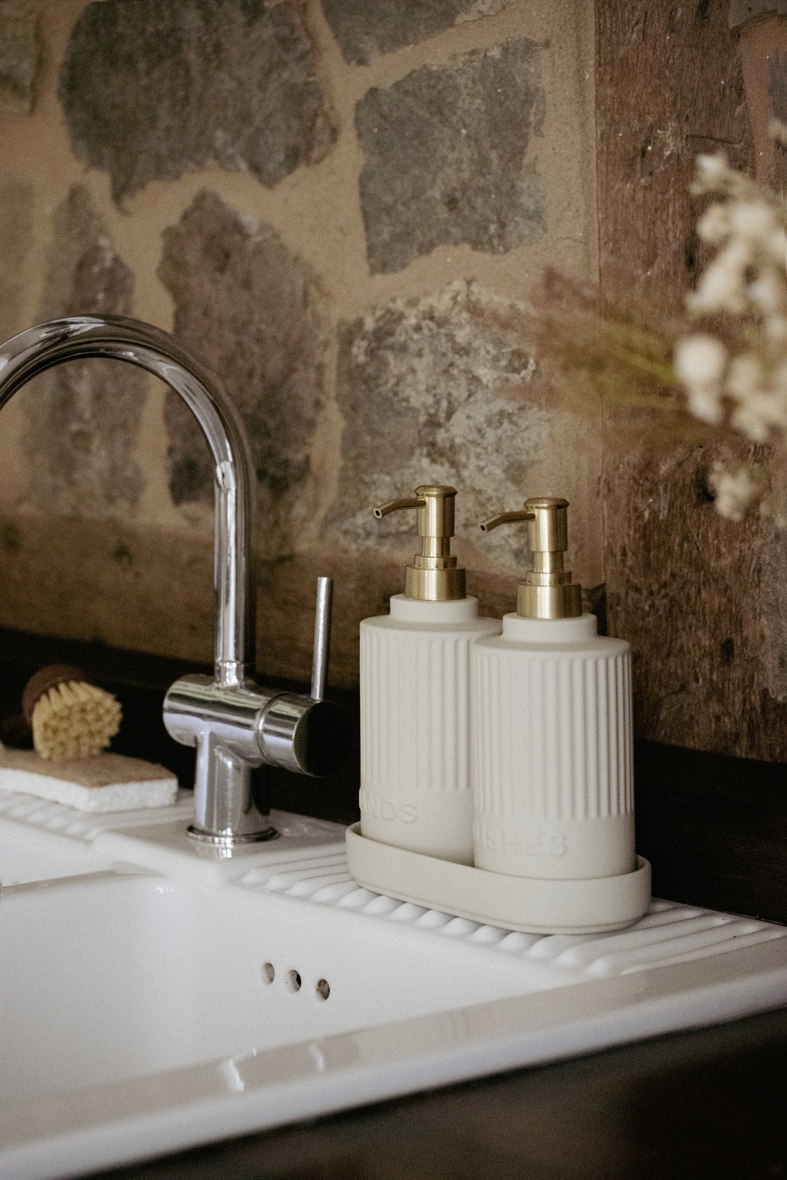 WENKO Seifenspender »Modell Heidi« mit Tablett, Soft-Touch-Oberfläche