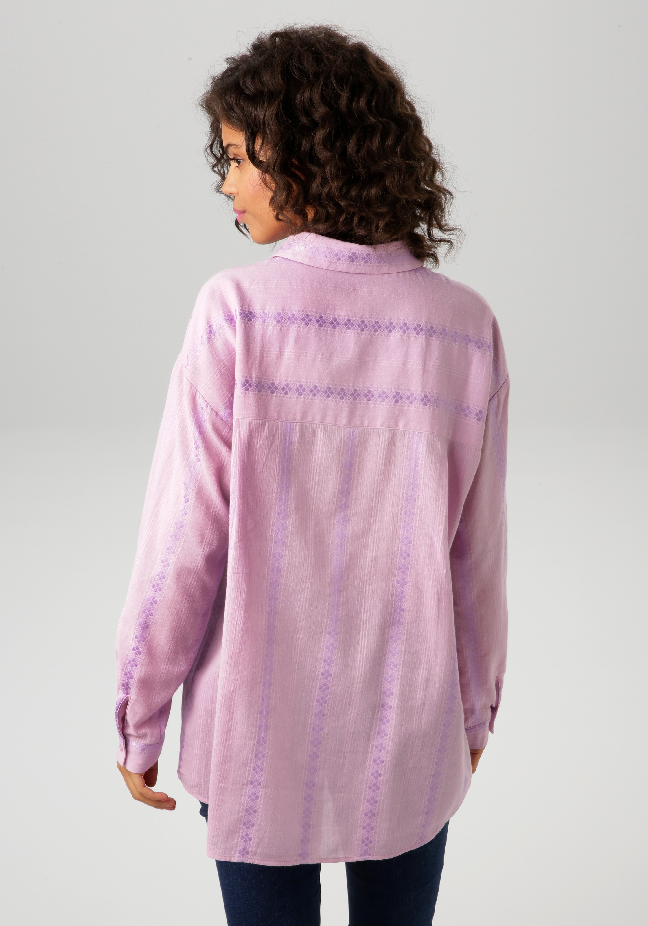 Aniston CASUAL Hemdbluse, aus trendiger Musselin-Ware mit eingewebtem Muster