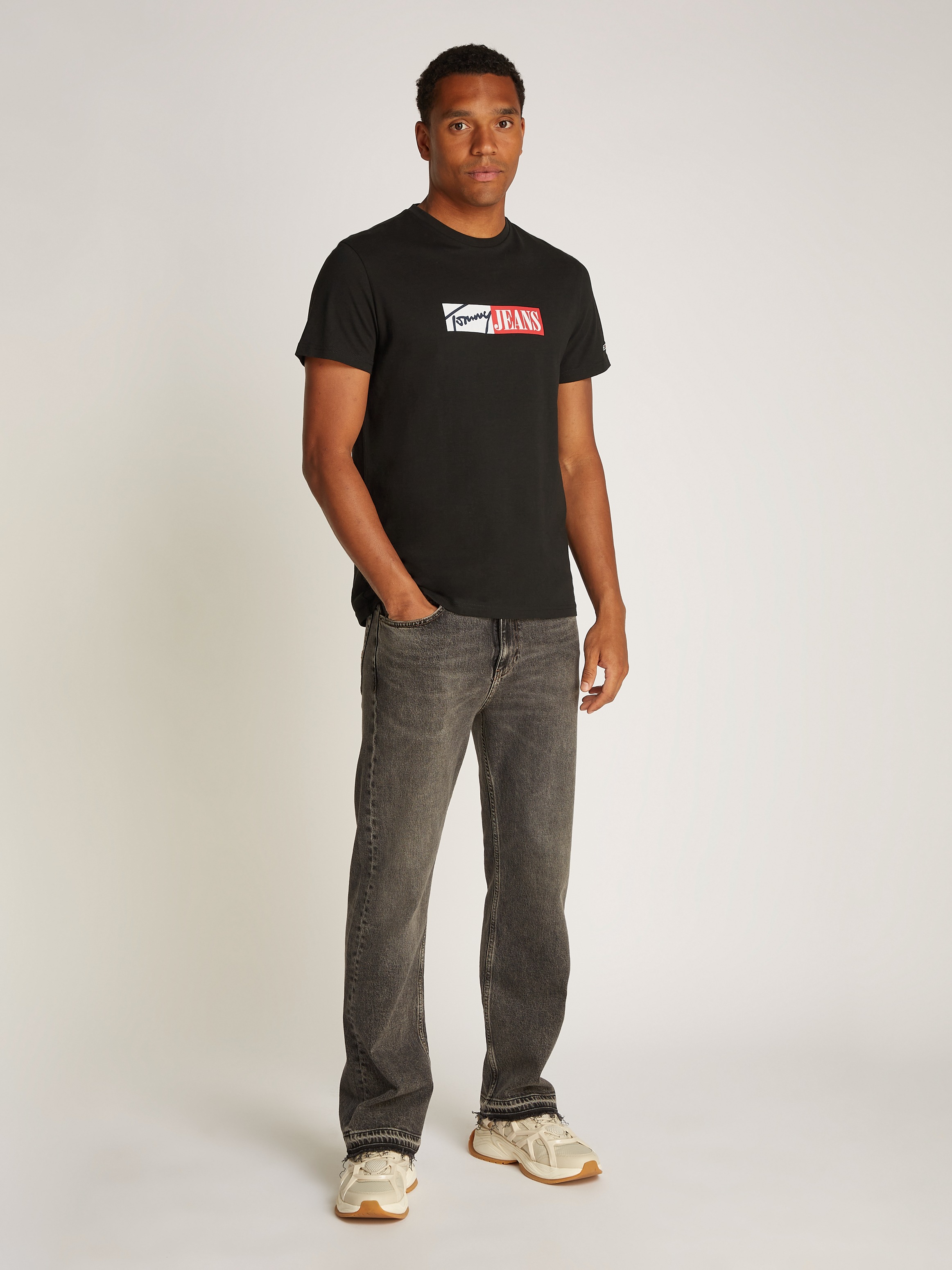 Tommy Jeans Plus Rundhalsshirt »TJM SLIM ENTRY GRAPHIC TEE EXT«, in Großen Größen, mit Logostickerei am Ärmel
