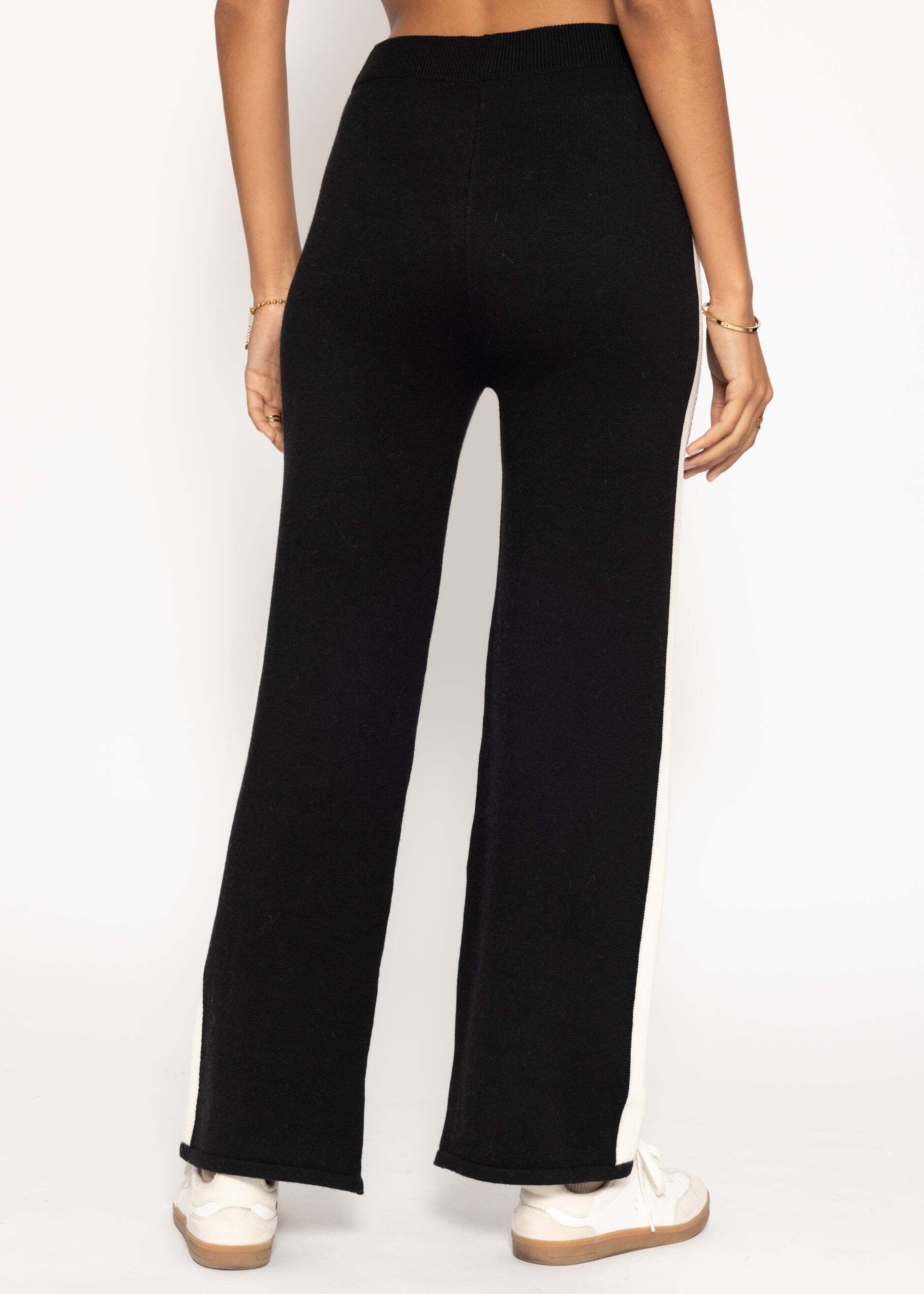 SASSYCLASSY Strickhose »Strickhose mit kontrastierendem Seitenstreifen«  Moderne Stoffhose mit ausgestelltem Schnitt und elastischem Bund