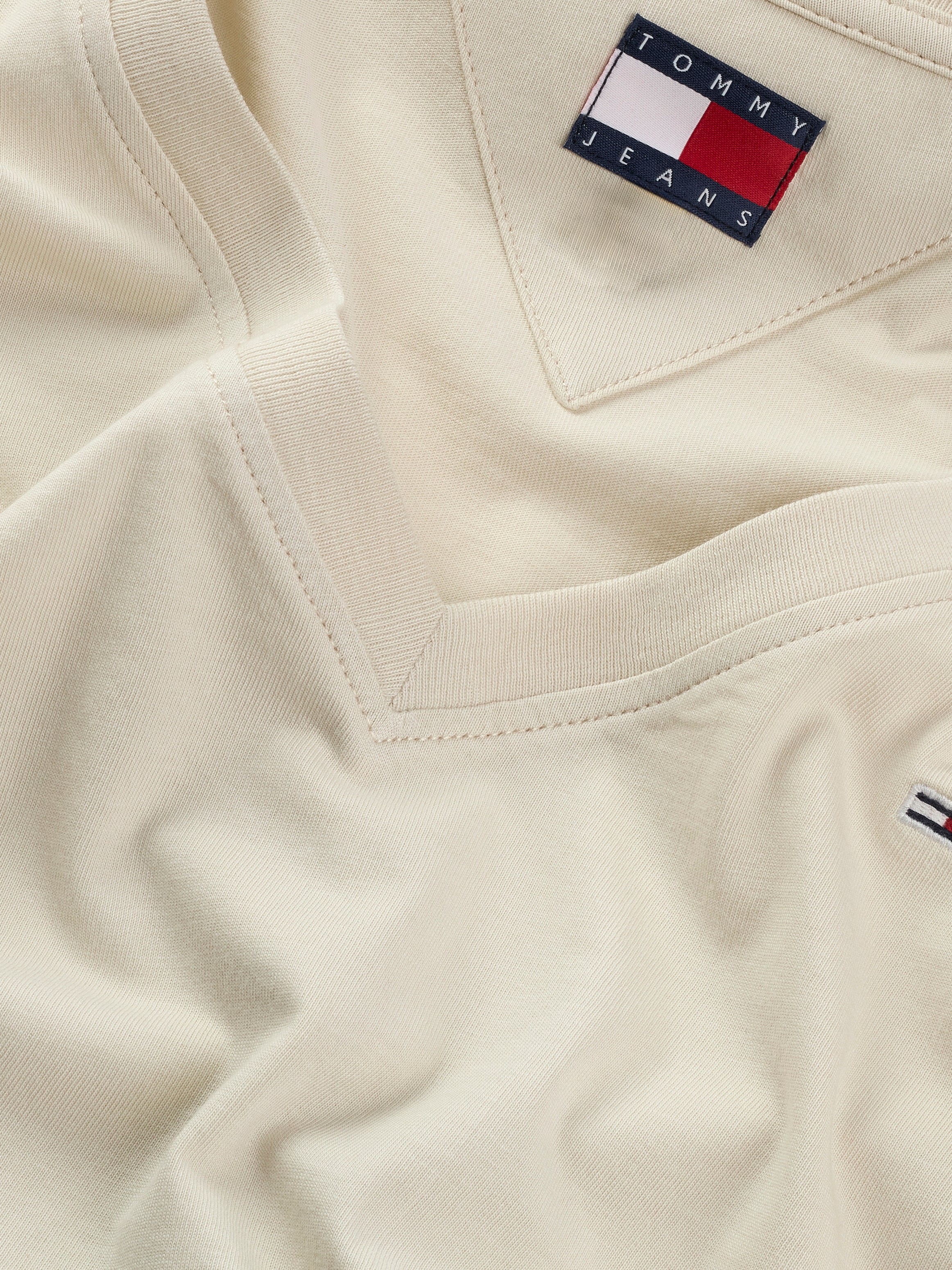 Tommy Jeans T-Shirt »TJW SLIM V-NECK TEE«, mit Logo-Stickerei