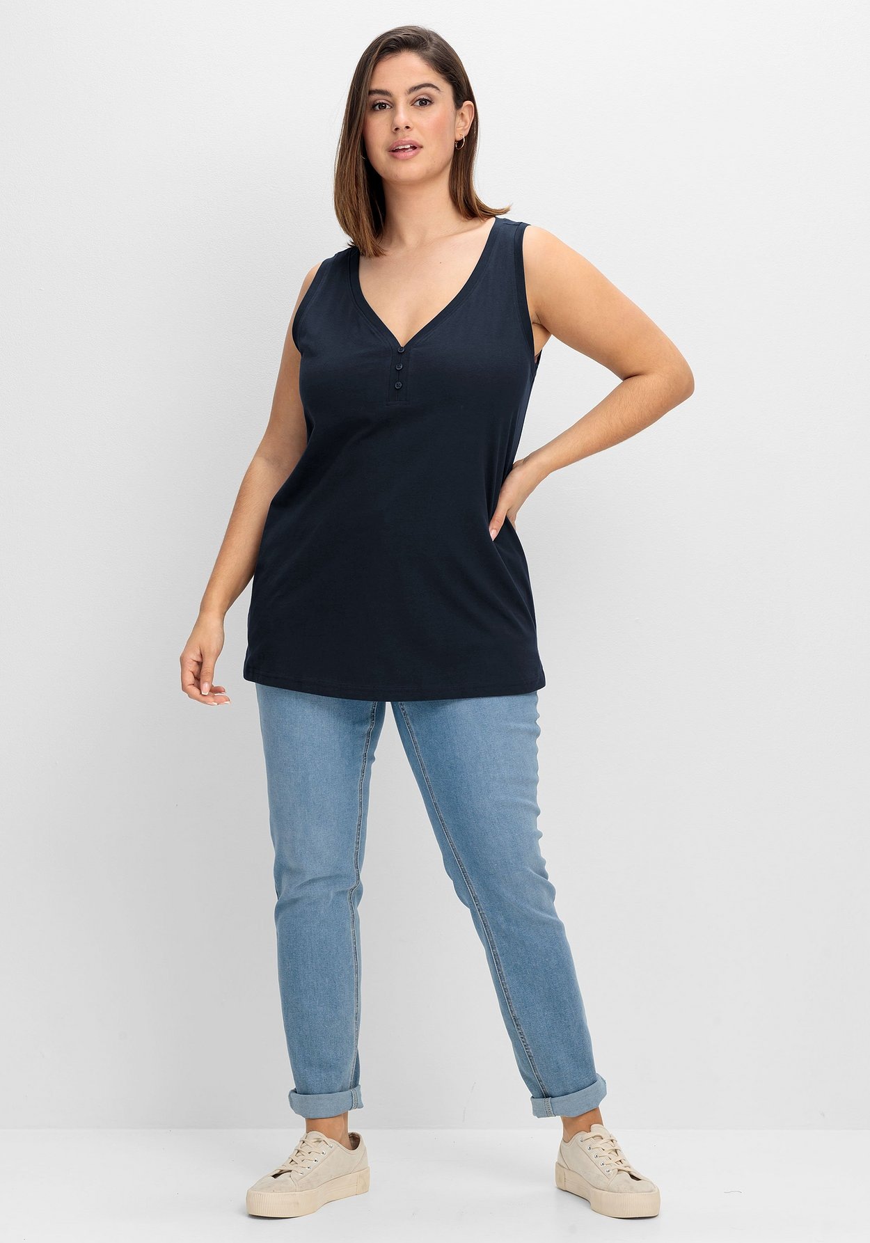Sheego Tanktop »Tanktop mit V-Ausschnitt und Zierknopfleiste«