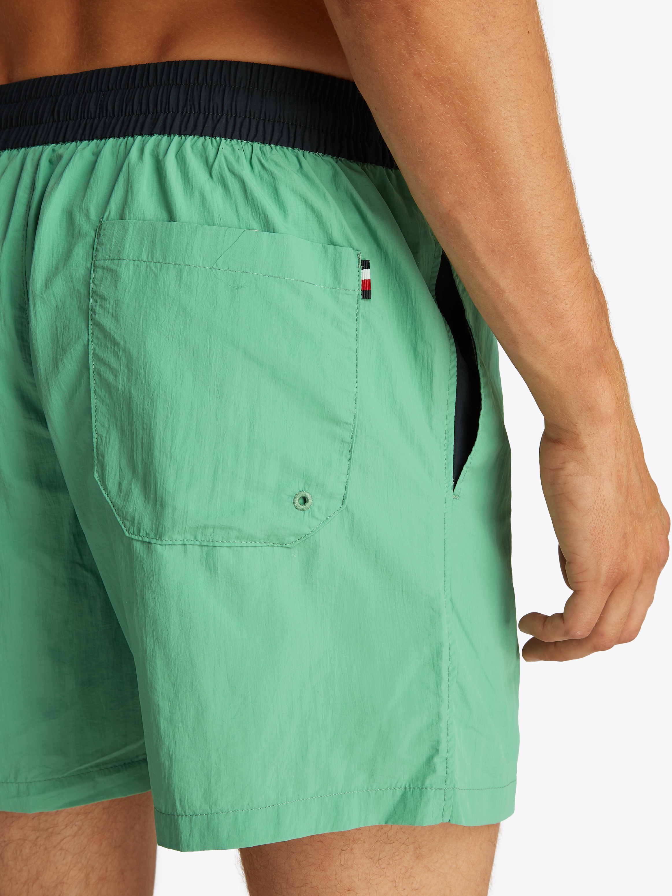 Tommy Hilfiger Swimwear Badeshorts »MEDIUM DRAWSTRING«, mit Logo-Patch, mit kontrastfarbenem Bund