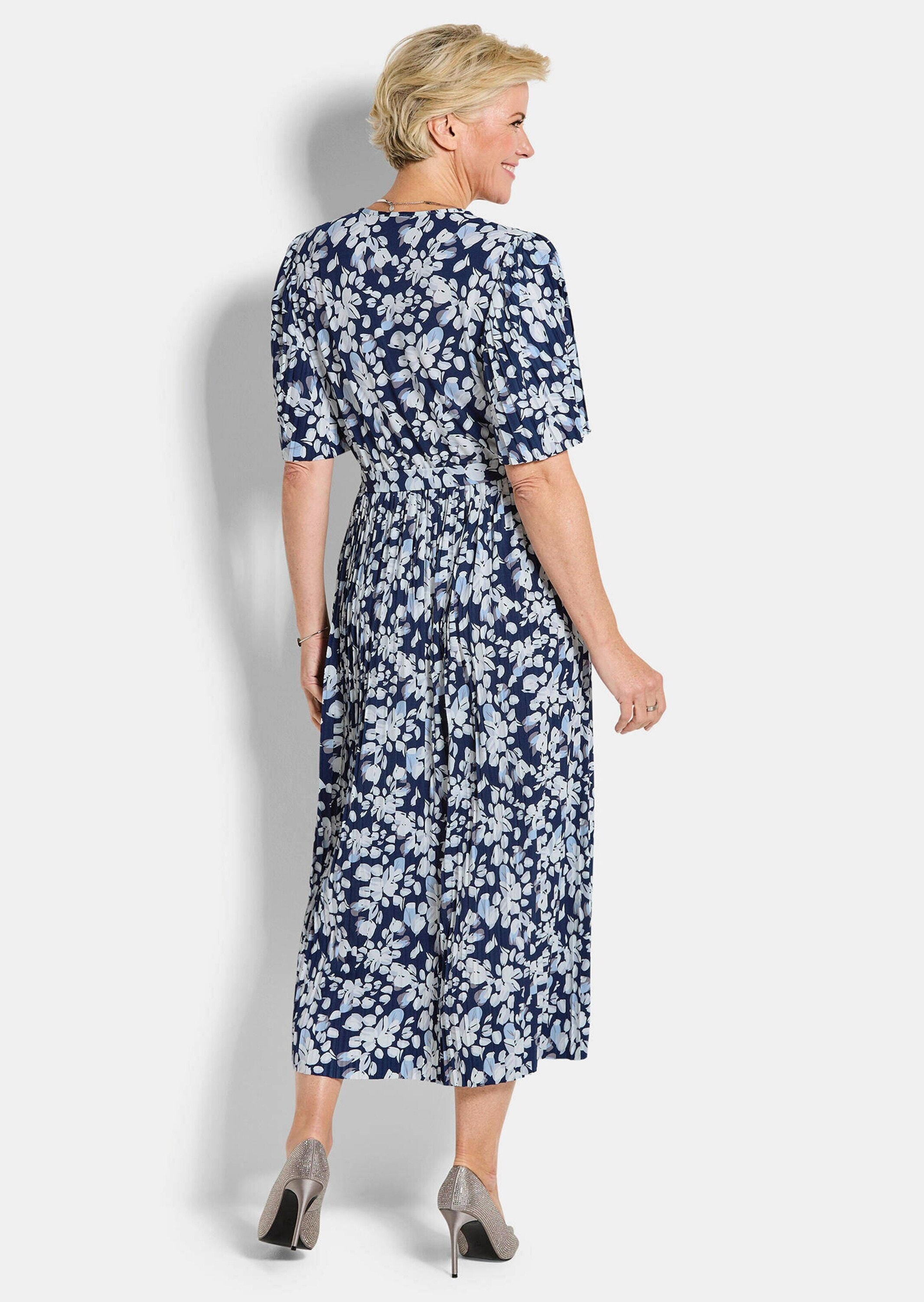 GOLDNER Sommerkleid »Kurzgröße Elegantes Plisseekleid in Wickeloptik«