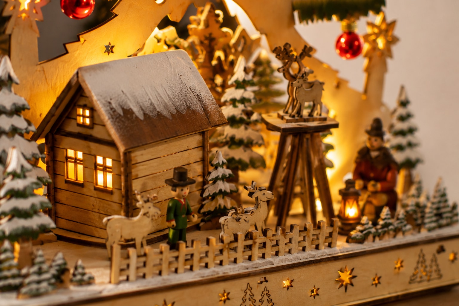 OTTO home Weihnachtsszene »Fensterdeko Baum mit Dorf« LED-Lichtbaum, Zeitschaltuhr, mit roten echten Glaskugeln verziert