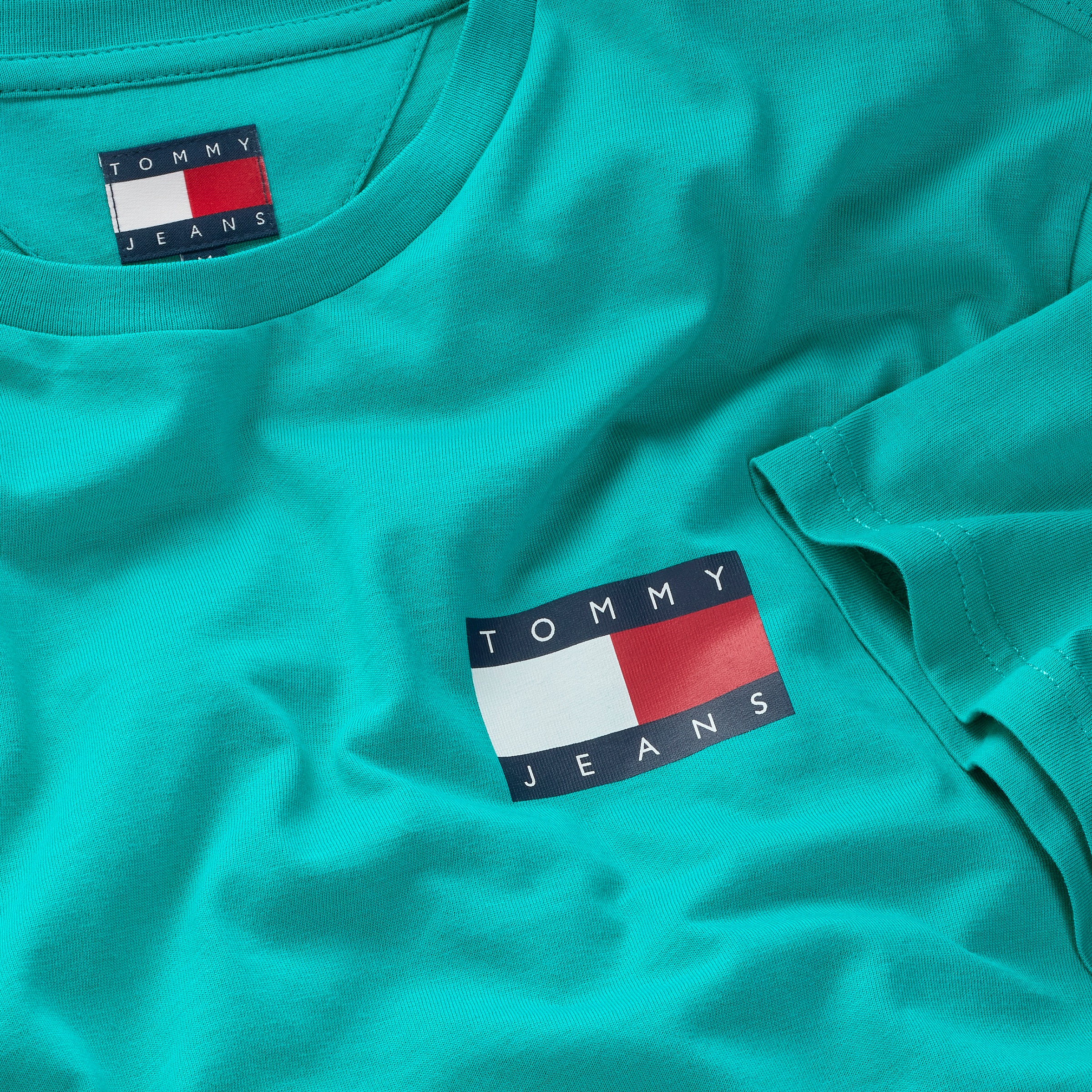 Tommy Jeans T-Shirt »TJM SLIM ESSENTIAL FLAG TEE EXT« Mit Rundhalsausschnitt